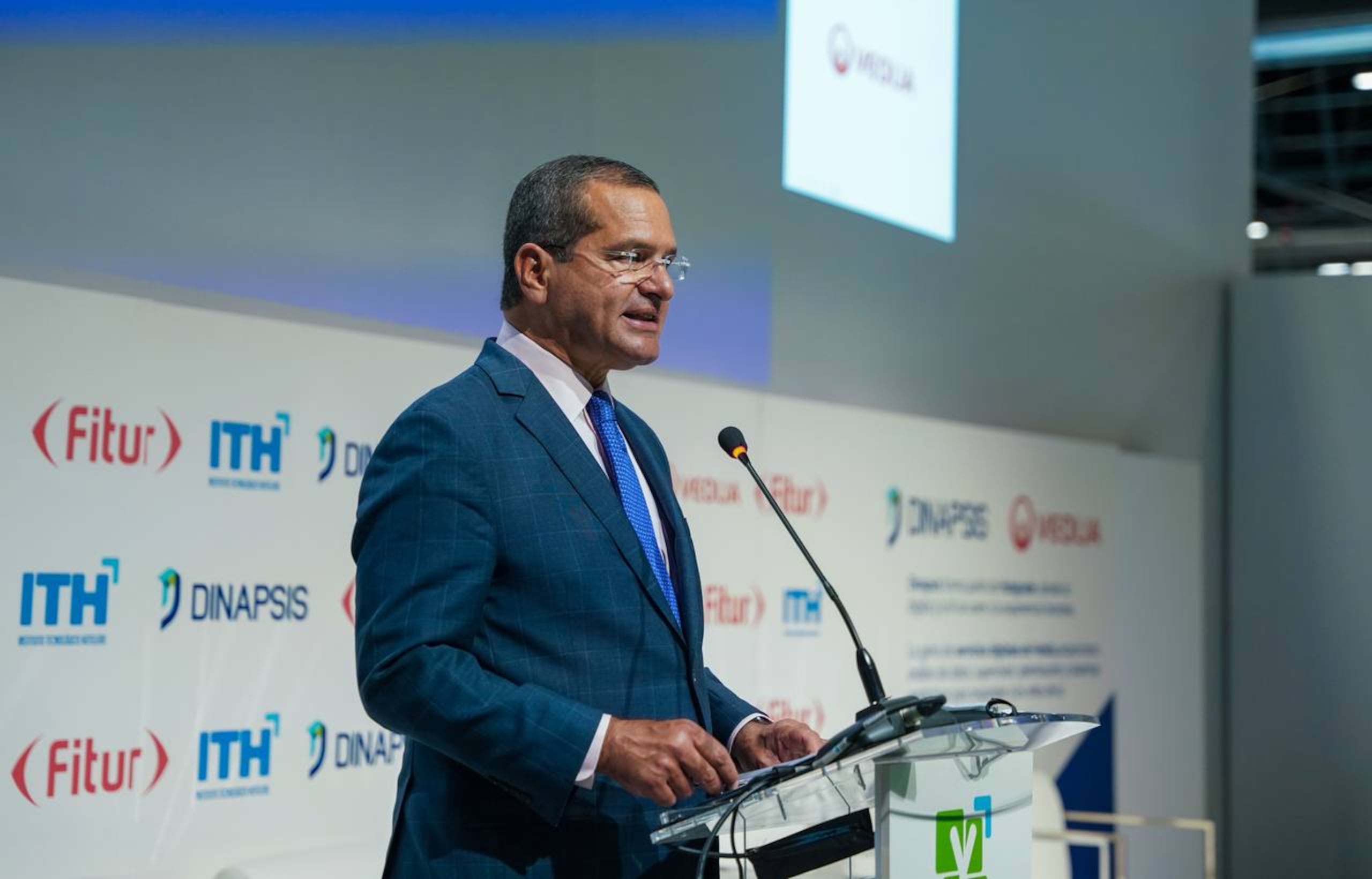El gobernador Pedro Pierluisi en su ponencia en la FITUR, en España.