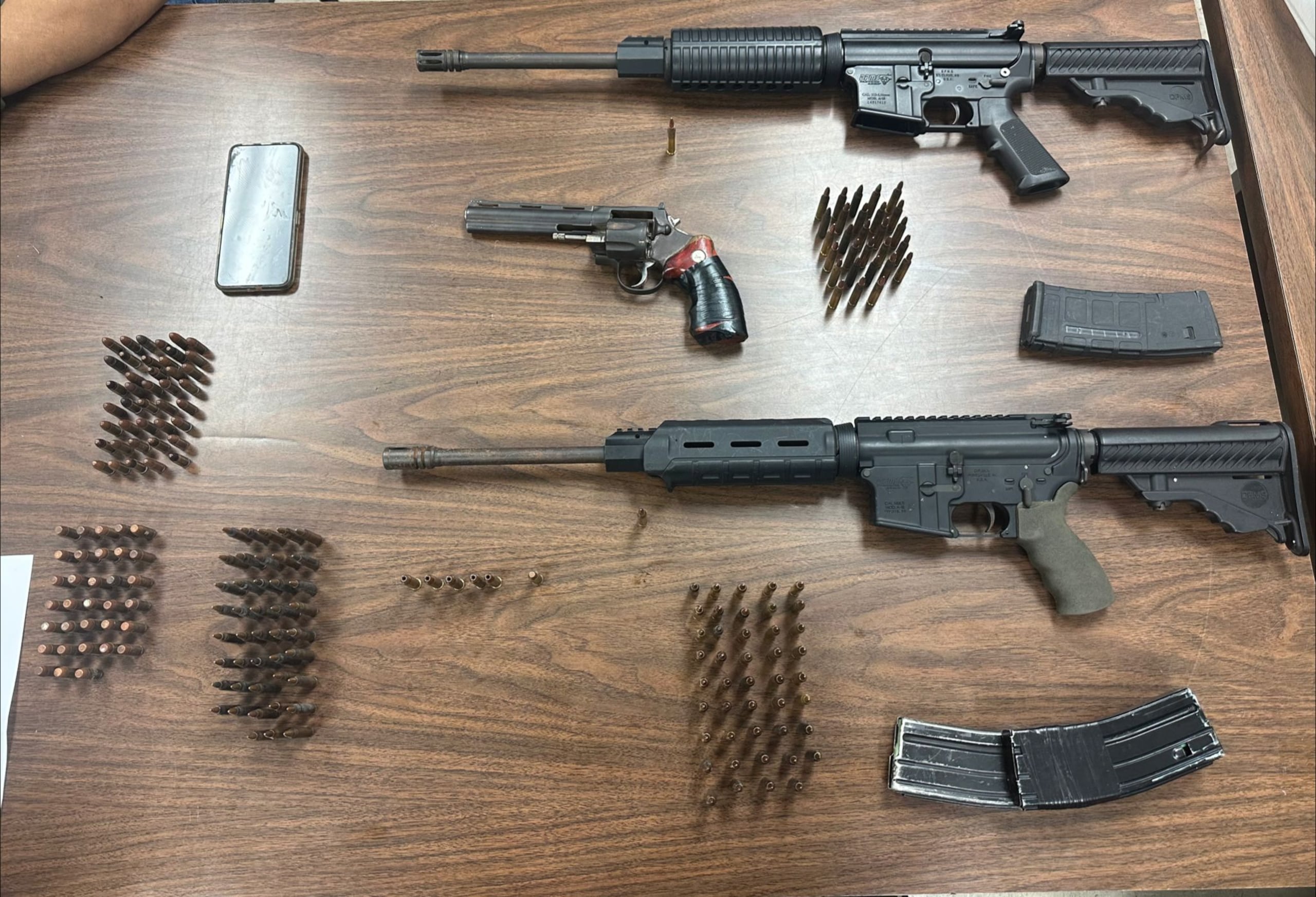 Rifles AR-15, revólver y un centenar de municiones ocupadas a presunto gatillero de "El Combo que no se Deja", en Vega Baja,