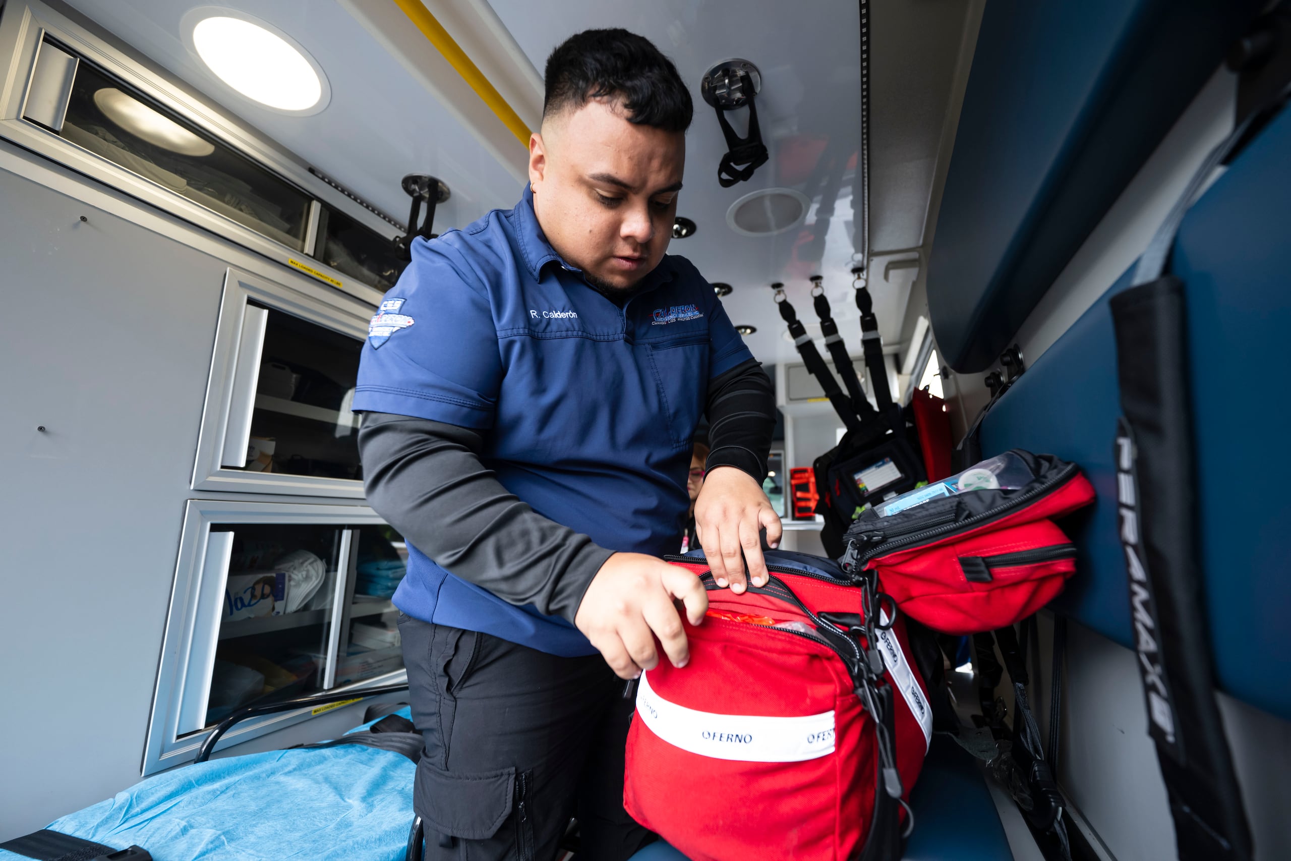 Raymond, de 26 años, explicó que “quería sentirme útil también y ayudar a los demás. Al estar viendo a mi mamá todo el tiempo, llegaba cansada, pero a pesar de que llegaba cansada, llegaba feliz. Entonces, pues eso me motivó bastante ver la labor de ella hacia las demás personas”.