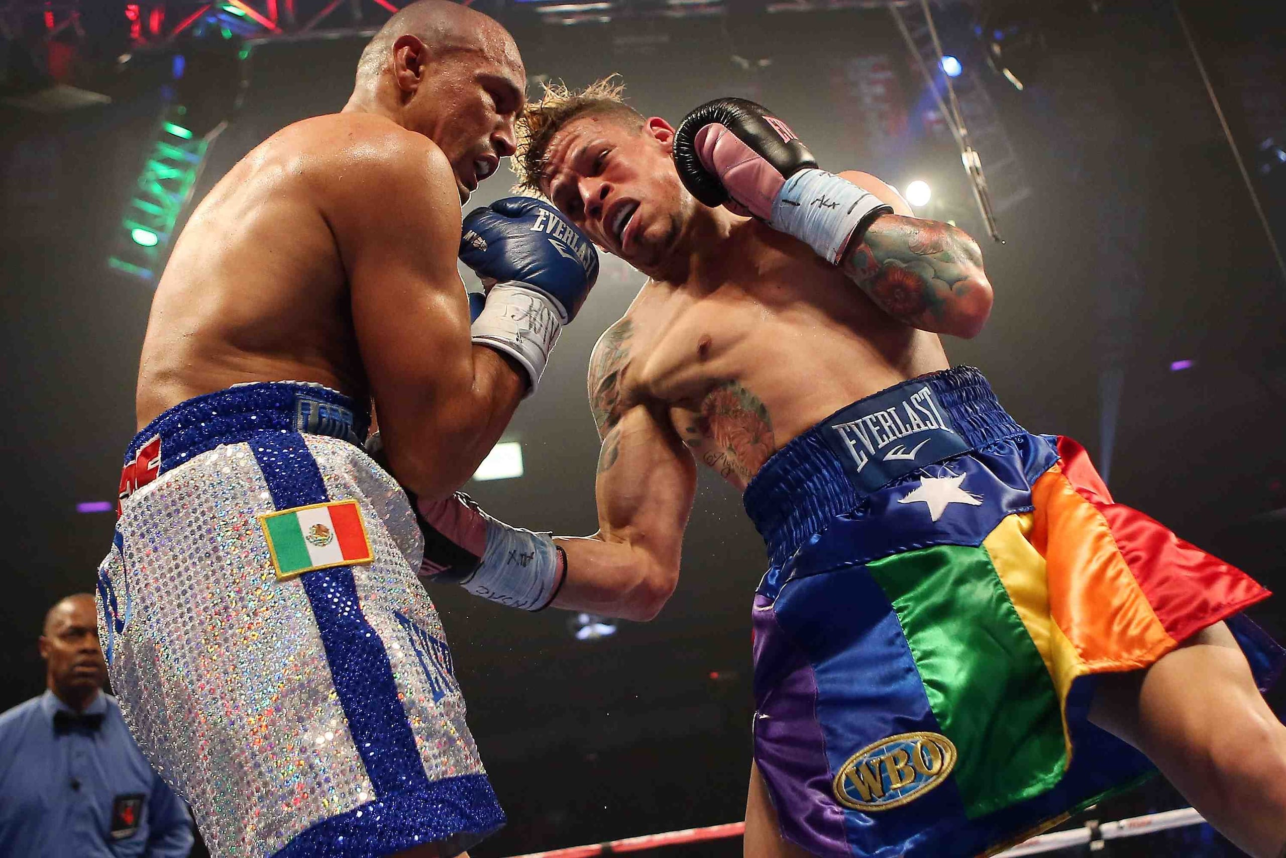 En su única pelea de campeonato, Cruz (d) perdió por nocaut ante el mexicano Orlando Salido (i) en 2013. (Archivo / GFR Media)