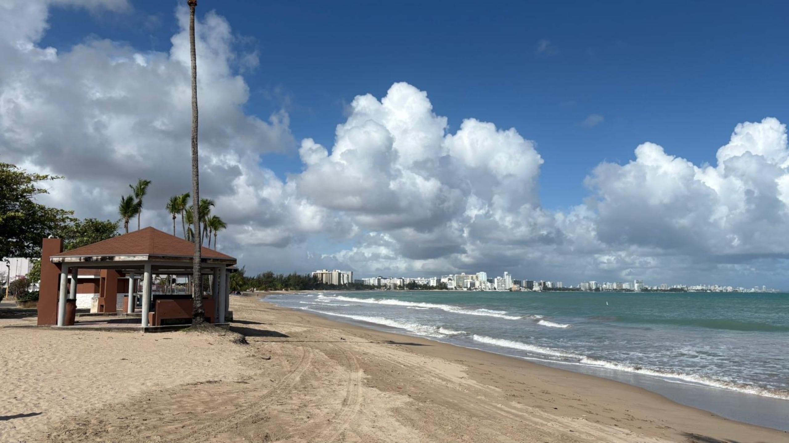 El balneario de Carolina fue cerrado este Jueves Santo debido a las condiciones marítimas peligrosas.