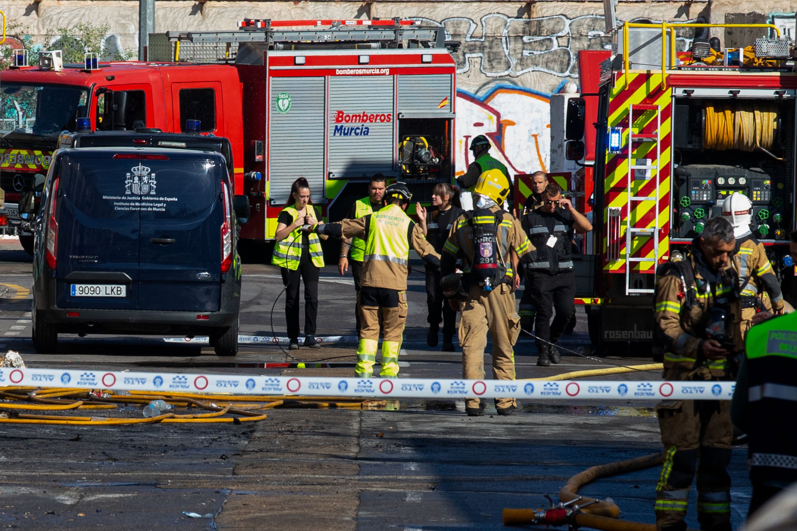 Los bomberos durante los trabajos de extinción del incendio en la discoteca Teatre de la ciudad española de Murcia. EFE/Marcial Guillén