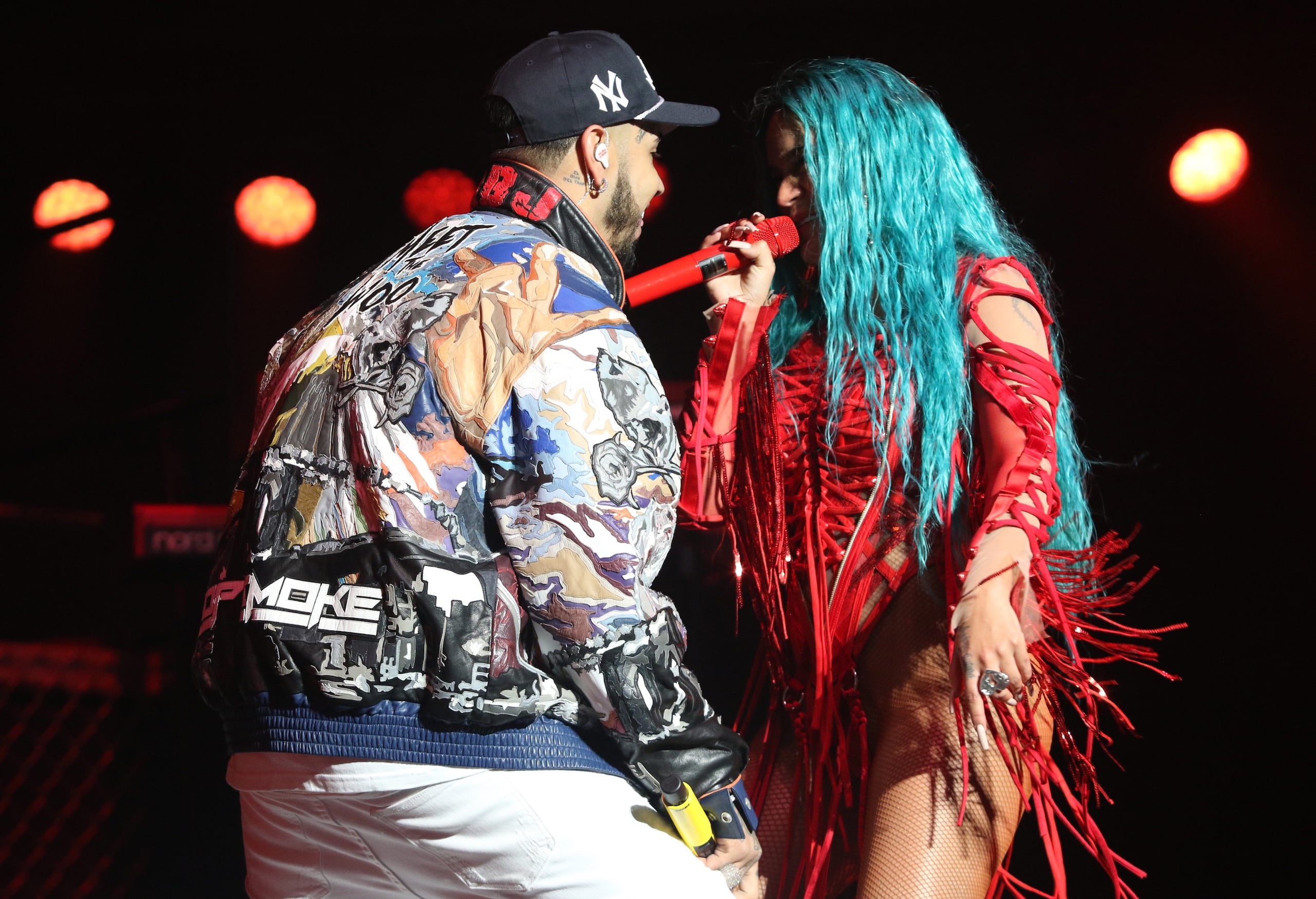 Karol G y Anuel durante un concierto de la colombiana en Puerto Rico.