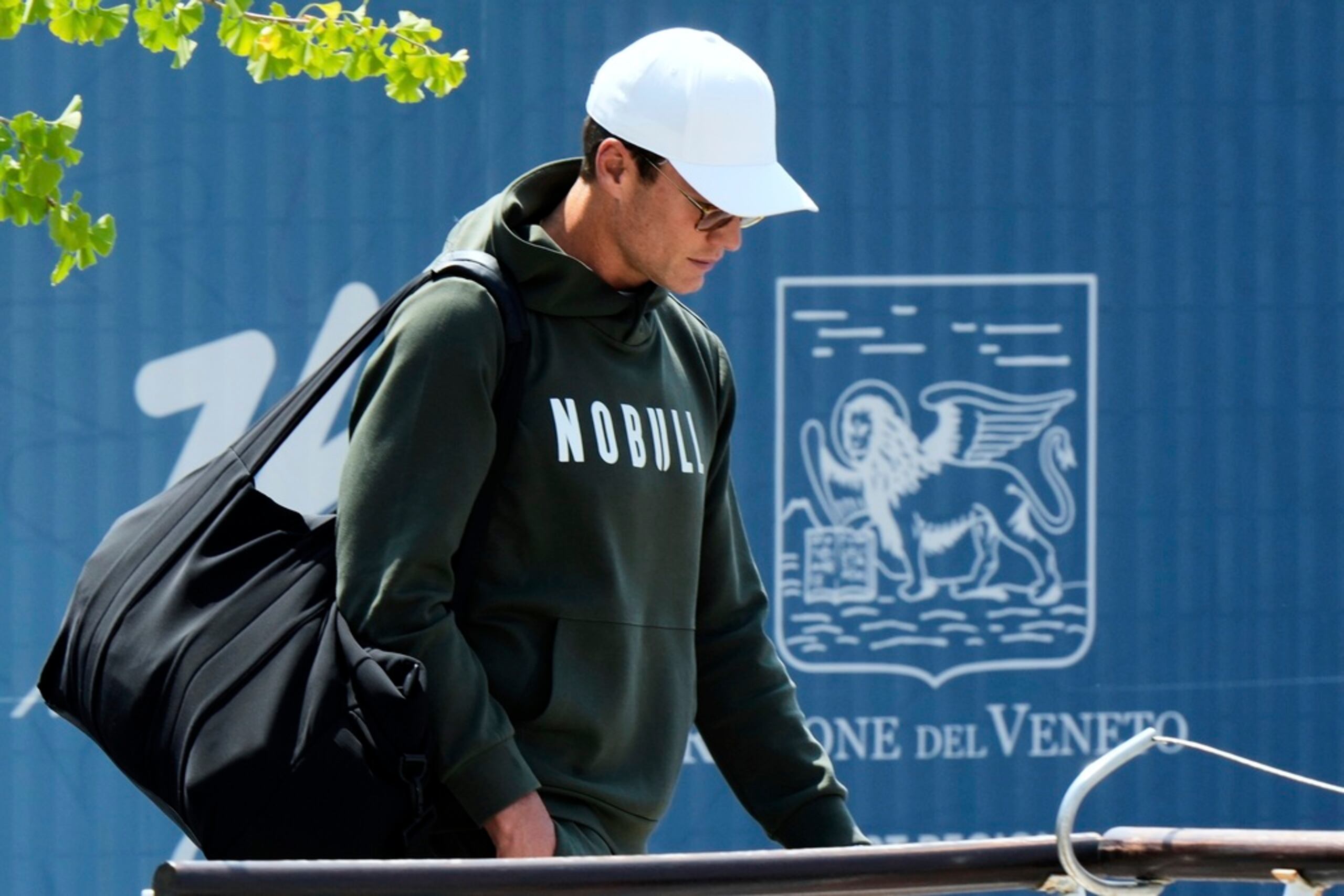 El exmariscal de campo de la NFL, Tom Brady, llega a Venecia, Italia, el jueves 26 de junio, para la boda de fin de semana del fundador de Amazon, Jeff Bezos, y Lauren Sánchez.