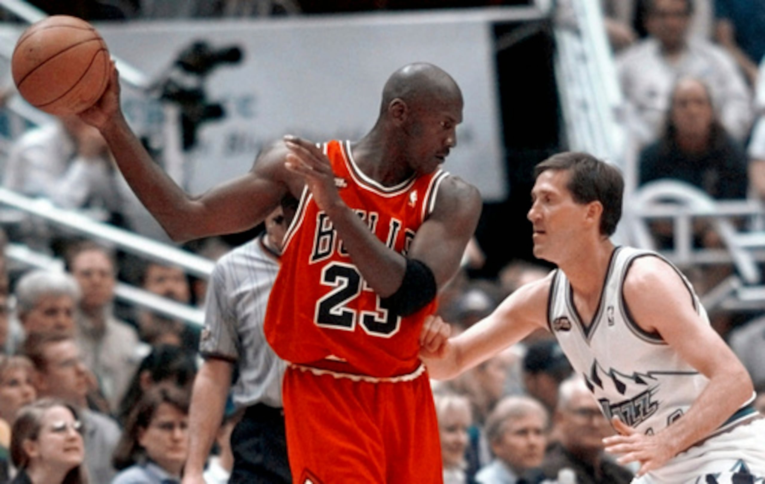 ARCHIVO - Michael Jordan, de los Chicago Bulls, aleja el balón del alcance del base de los Utah Jazz, Jeff Hornacek, durante una jugada del tercer cuarto del segundo partido de las Finales de la NBA, disputado en Salt Lake City el 5 de junio de 1998. (Foto AP/Mark J. Terrill, archivo)