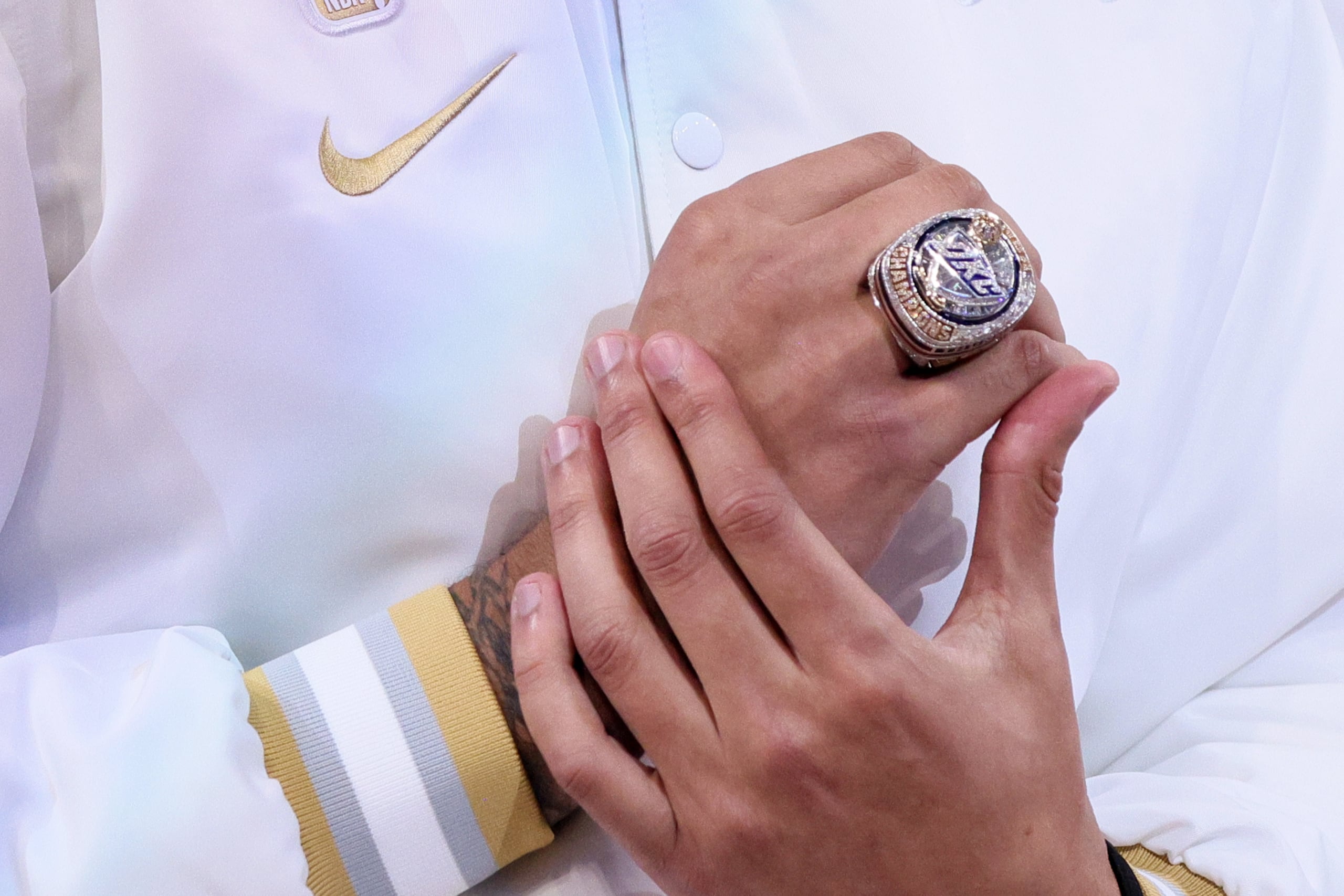 El alero del Thunder de Oklahoma City Jaylin Williams porta el anillo de campeón durante la ceremonia antes del inicio de la temporada de la NBA con el juego ante los Rockets de Houston el martes 21 de octubre del 2025. (AP Foto/Nate Billings)