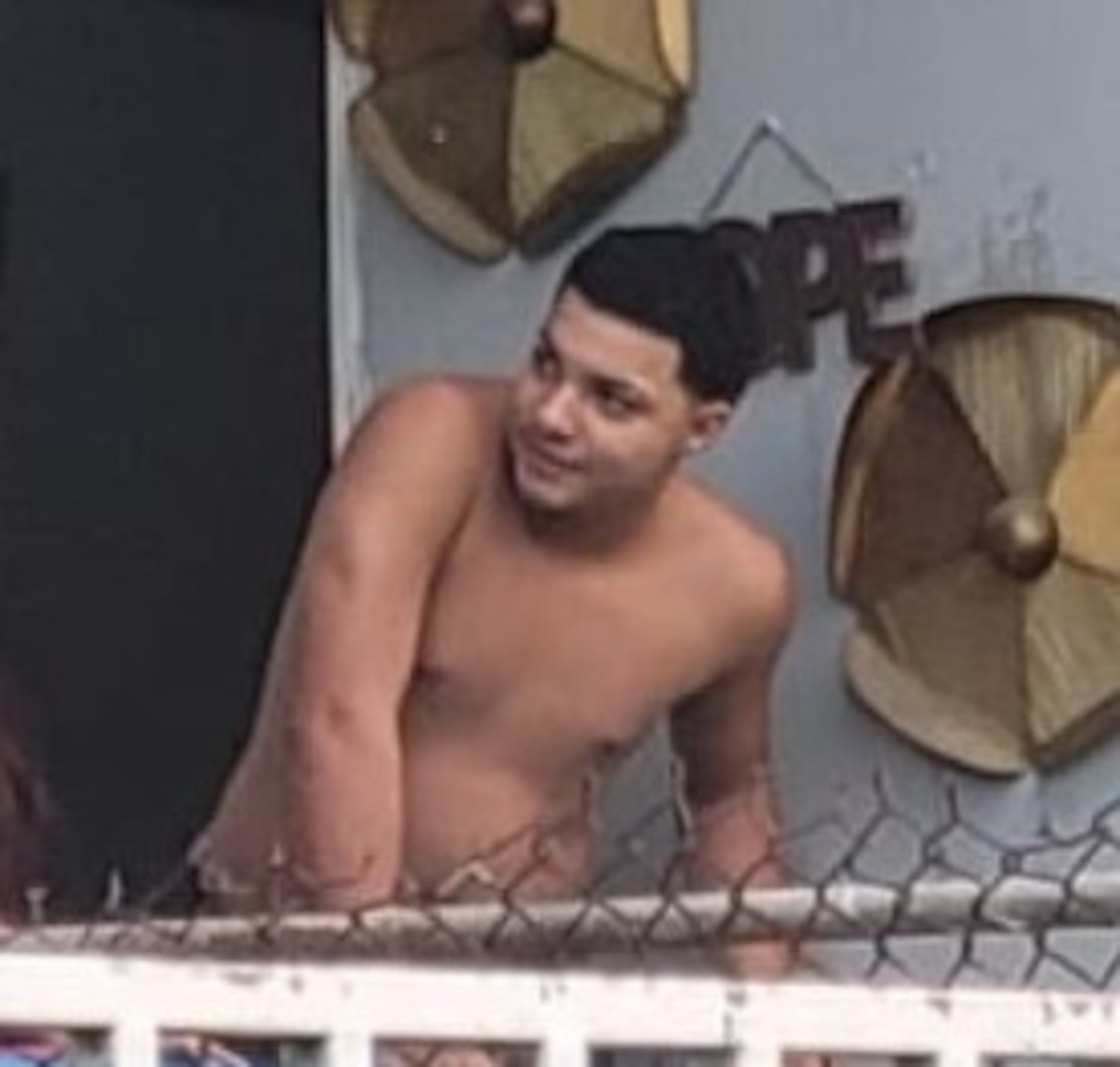 Jenniel Alexander Rodríguez García, de 18 años, está acusado en ausencia por por el asesinato de una pareja de adultos mayores en el barrio Húcares en Naguabo.