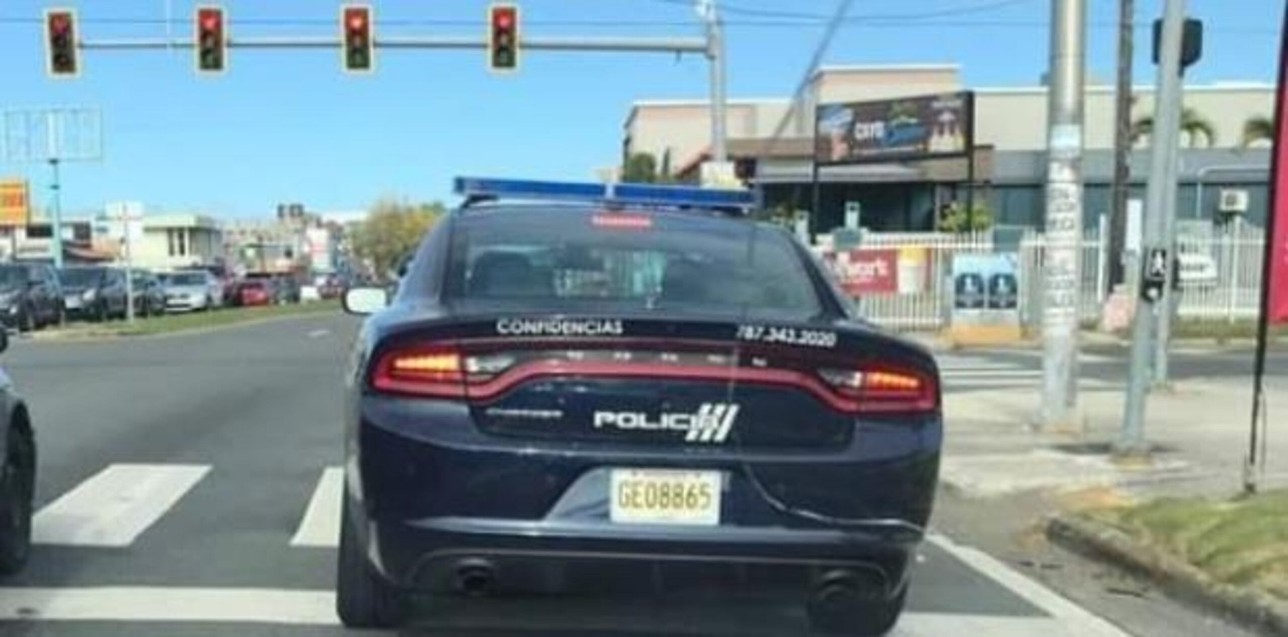 Una patrulla de la Policía se detuvo en luz roja sobre el paseo destinado para el cruce de peatones. (Captura / Facebook)