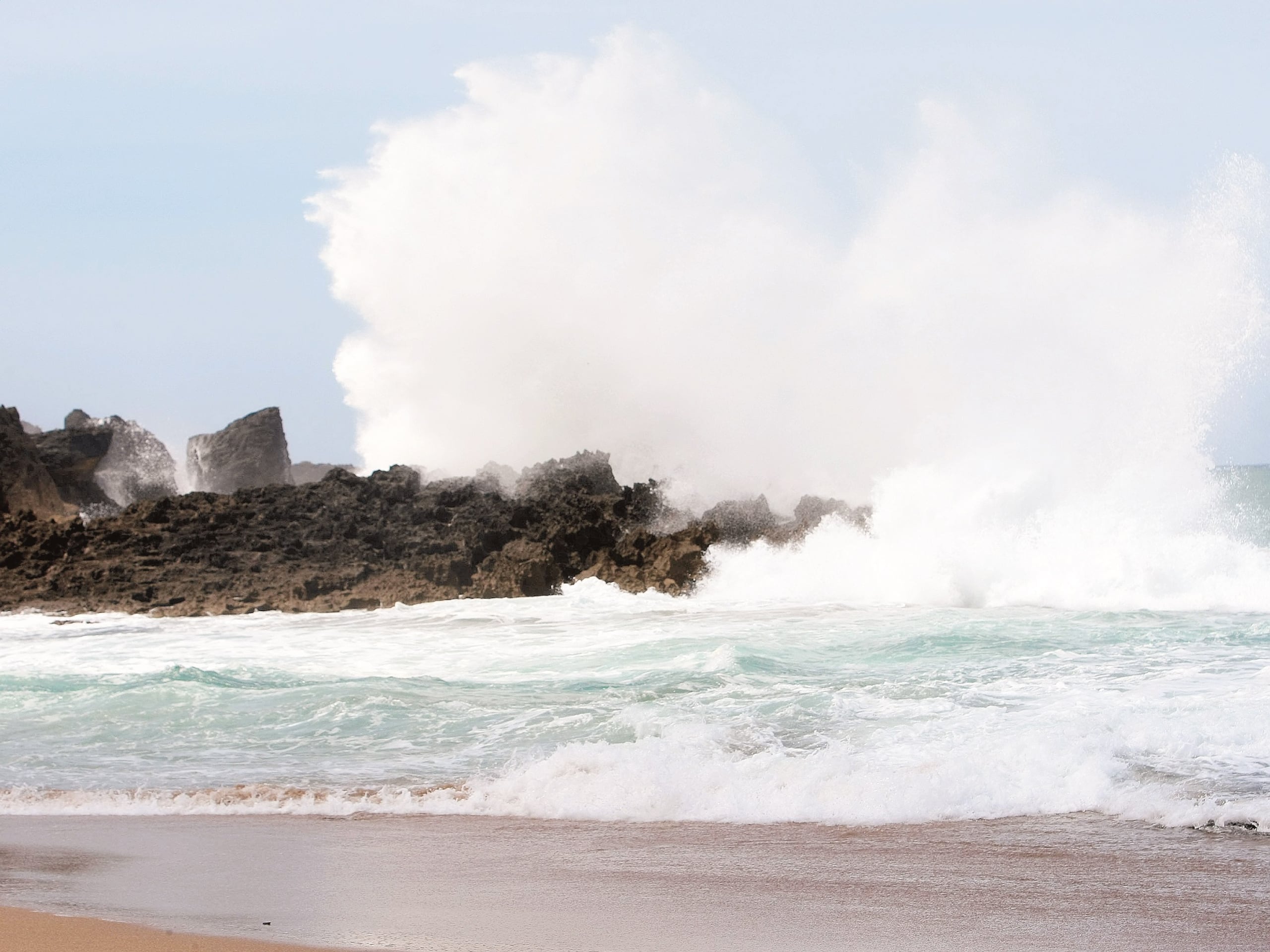 Vista de las fuertes marejadas en Arecibo.