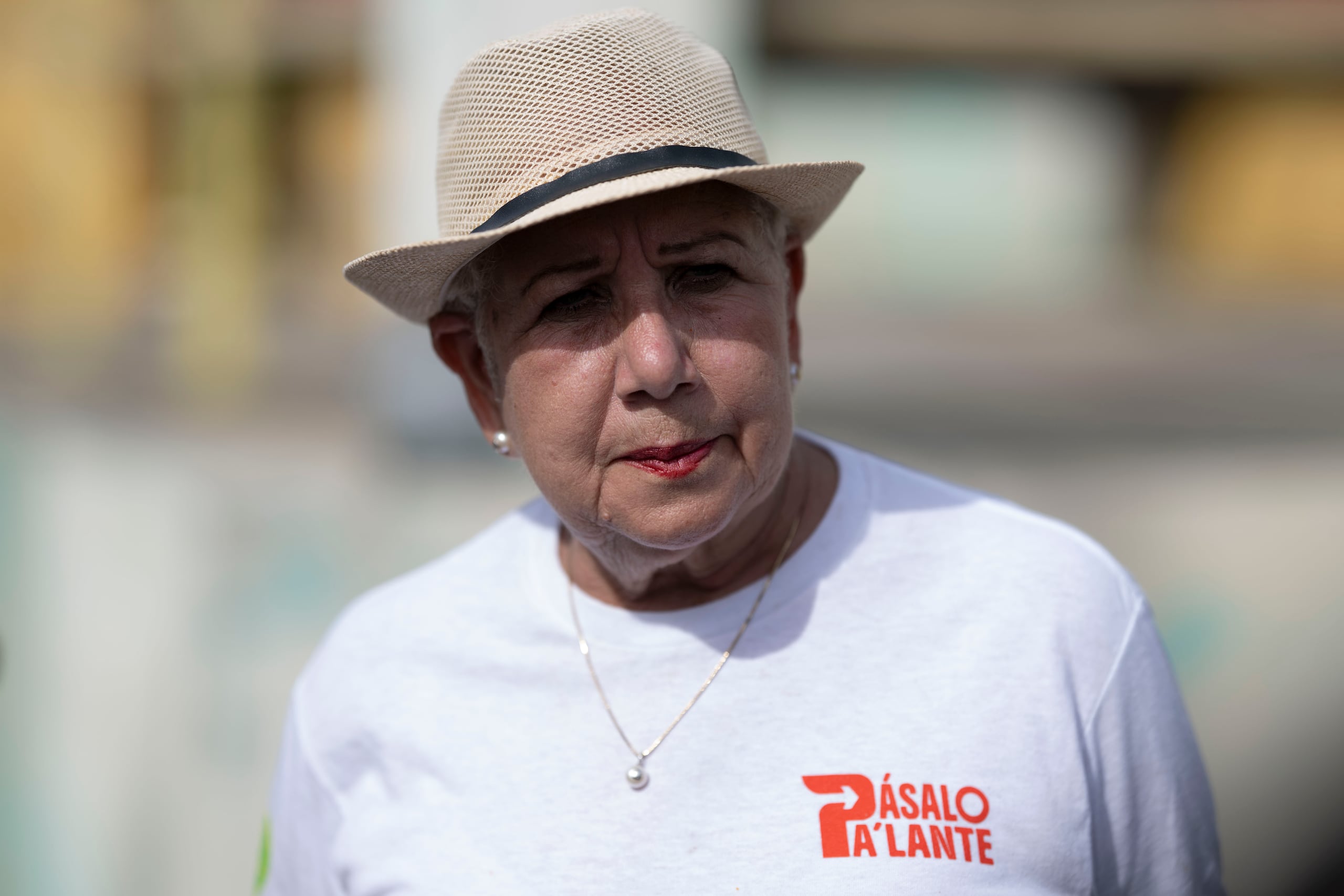Julia Nazario sostuvo que el municipio tiene que conseguir mil cajas de agua embotellada para repartir a las personas encamadas y más necesitadas.