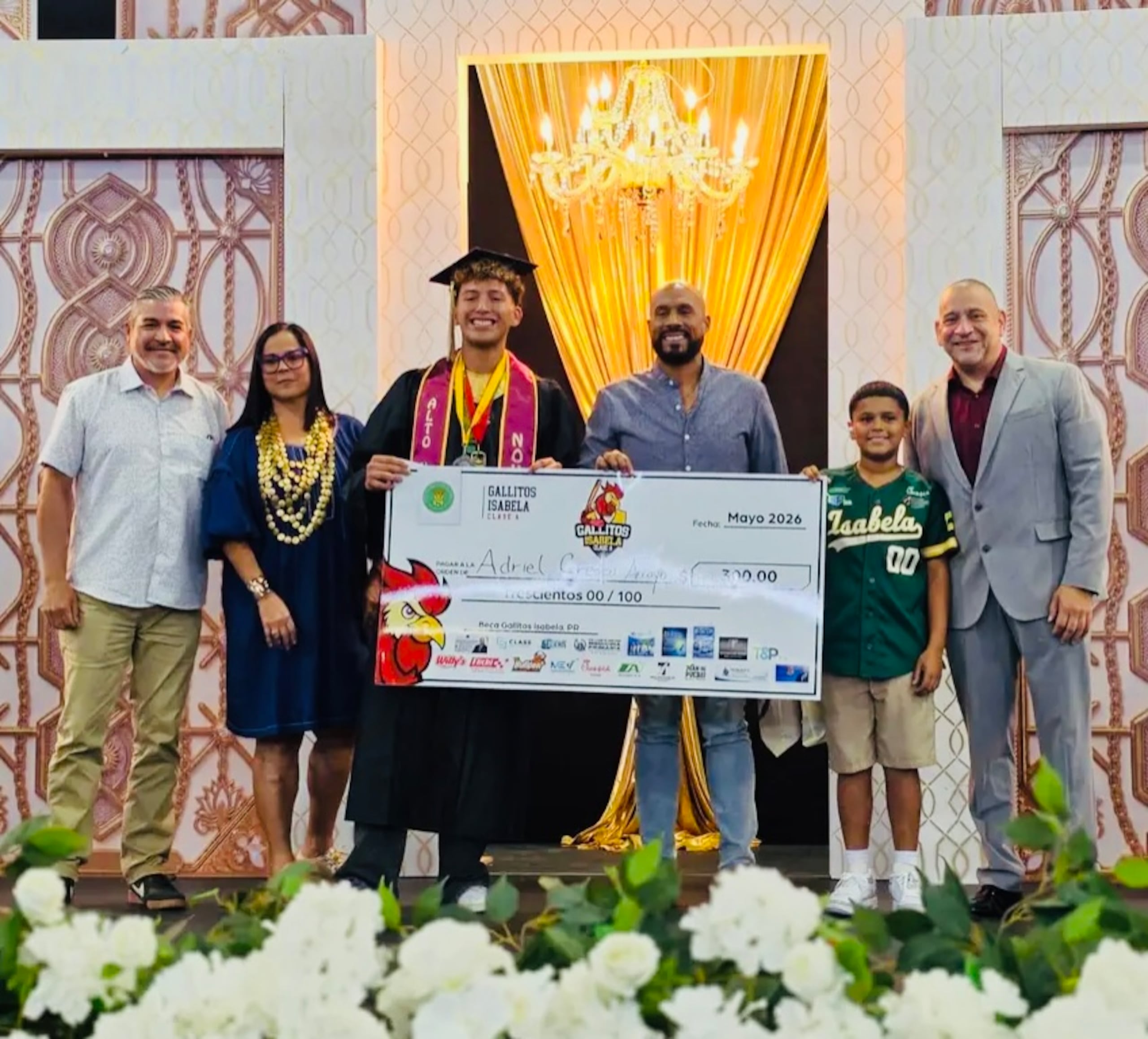 Adriel Crespo Arroyo, de la Escuela Heriberto Domenech de Isabela, recibió la beca.