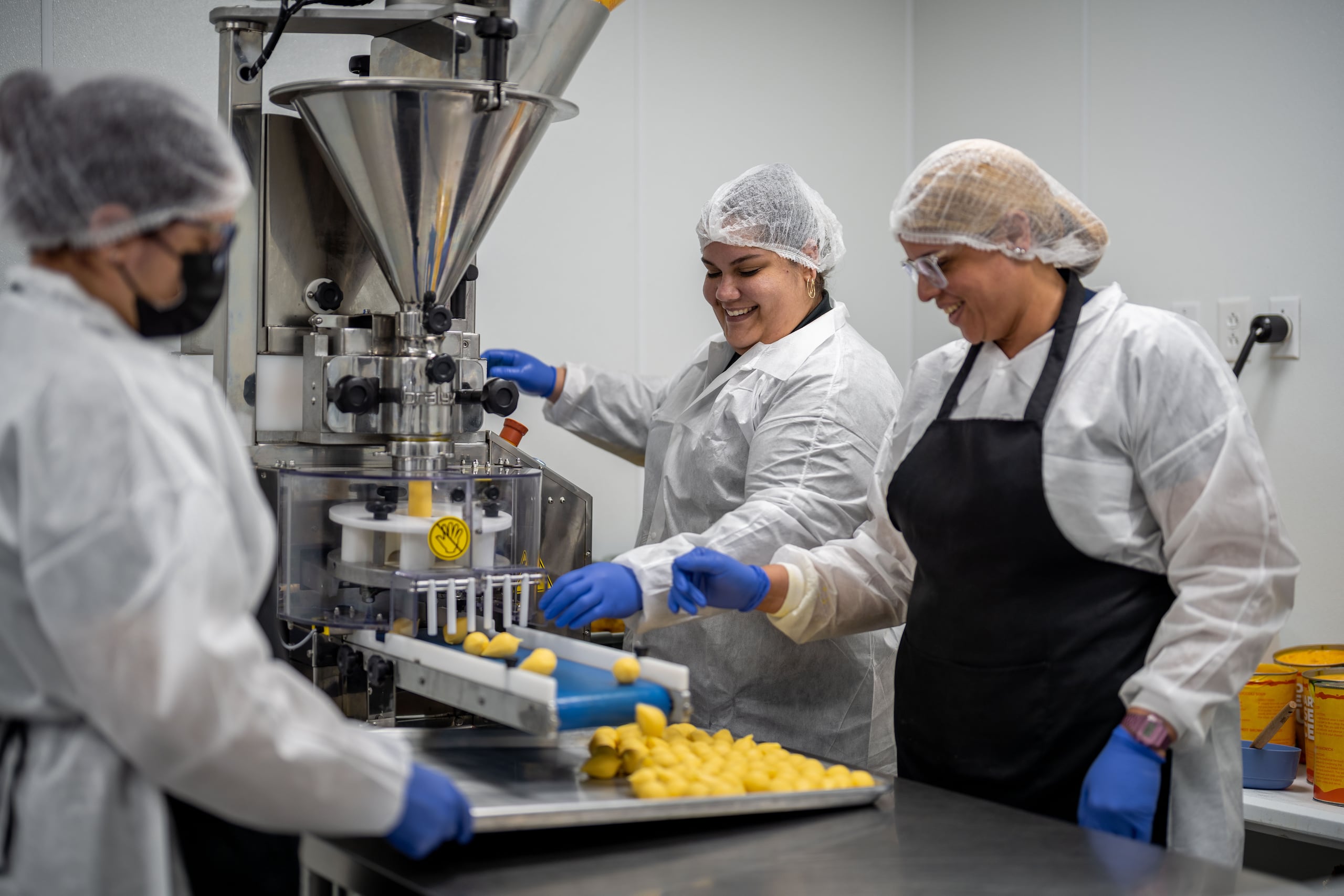 La empresa produce unos 20,000 sorullitos diariamente y genera 11 empleos.