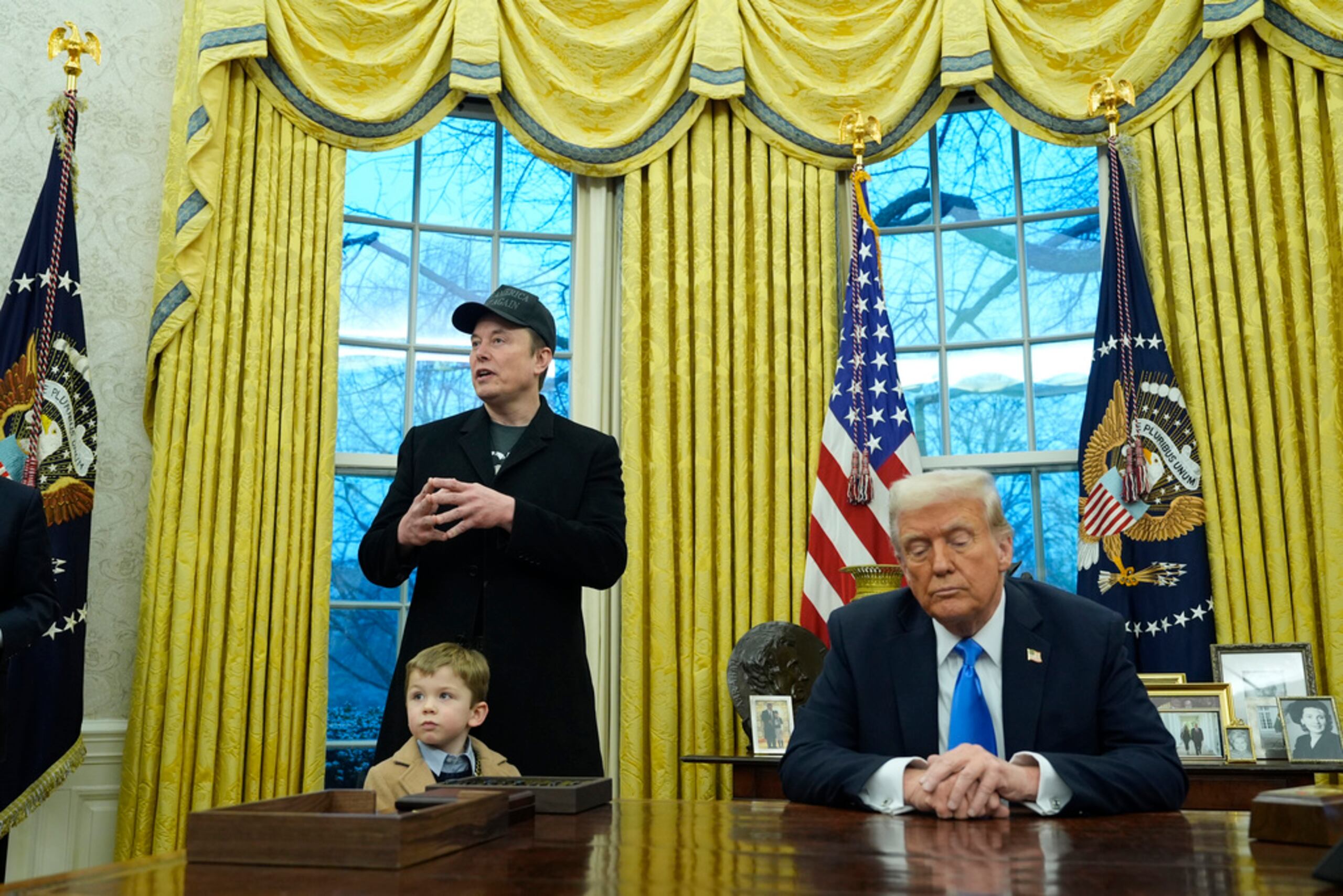 El presidente Donald Trump escucha mientras Elon Musk, acompañado de su hijo X Æ A-Xii, habla en la Oficina Oval de la Casa Blanca, el 11 de febrero de 2025, en Washington.