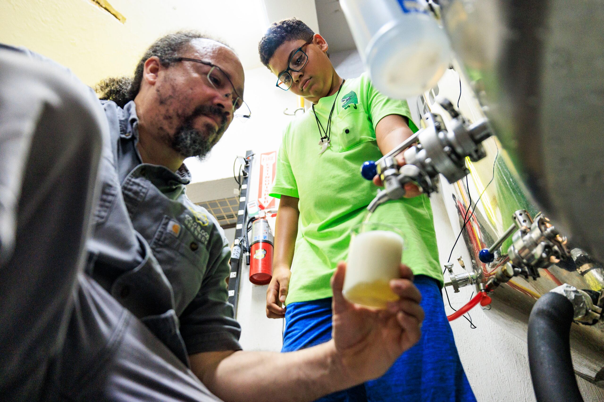 Además de disfrutar de estar junto a su papá, Juanky ha diseñado una cerveza -Caracolera- que goza de gran popularidad.