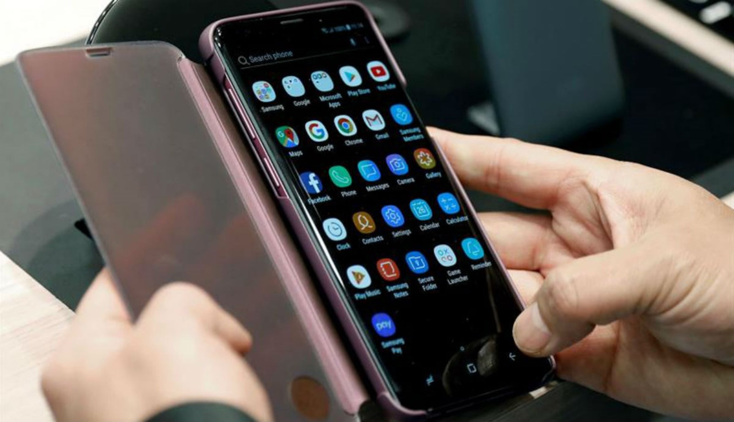 Constantemente, las redes sociales como Facebook y Twitter tienen que lidiar con el fraude provocado por cuentas falsas. (EFE)