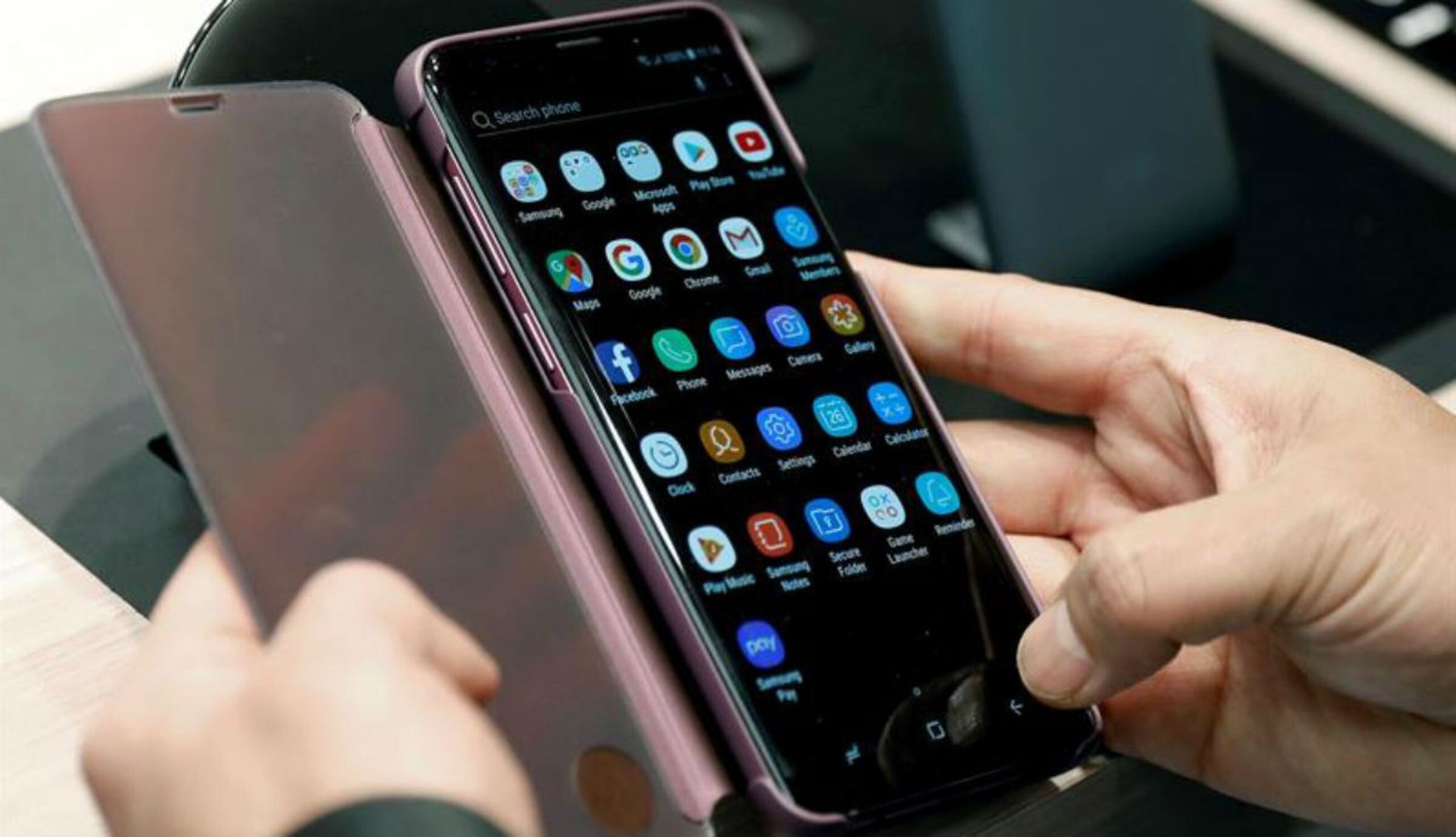 Constantemente, las redes sociales como Facebook y Twitter tienen que lidiar con el fraude provocado por cuentas falsas. (EFE)