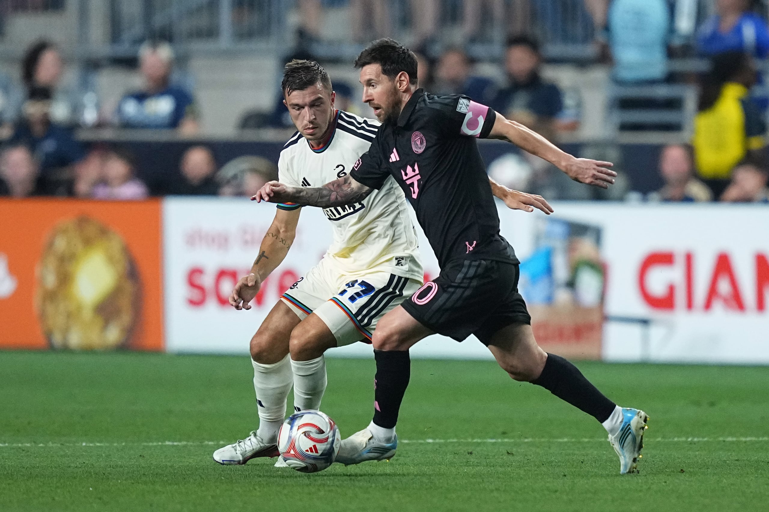 Lionel Messi, del Inter Miami, controla el esférico frente a Kai Wagner, del Union de Filadelfia.