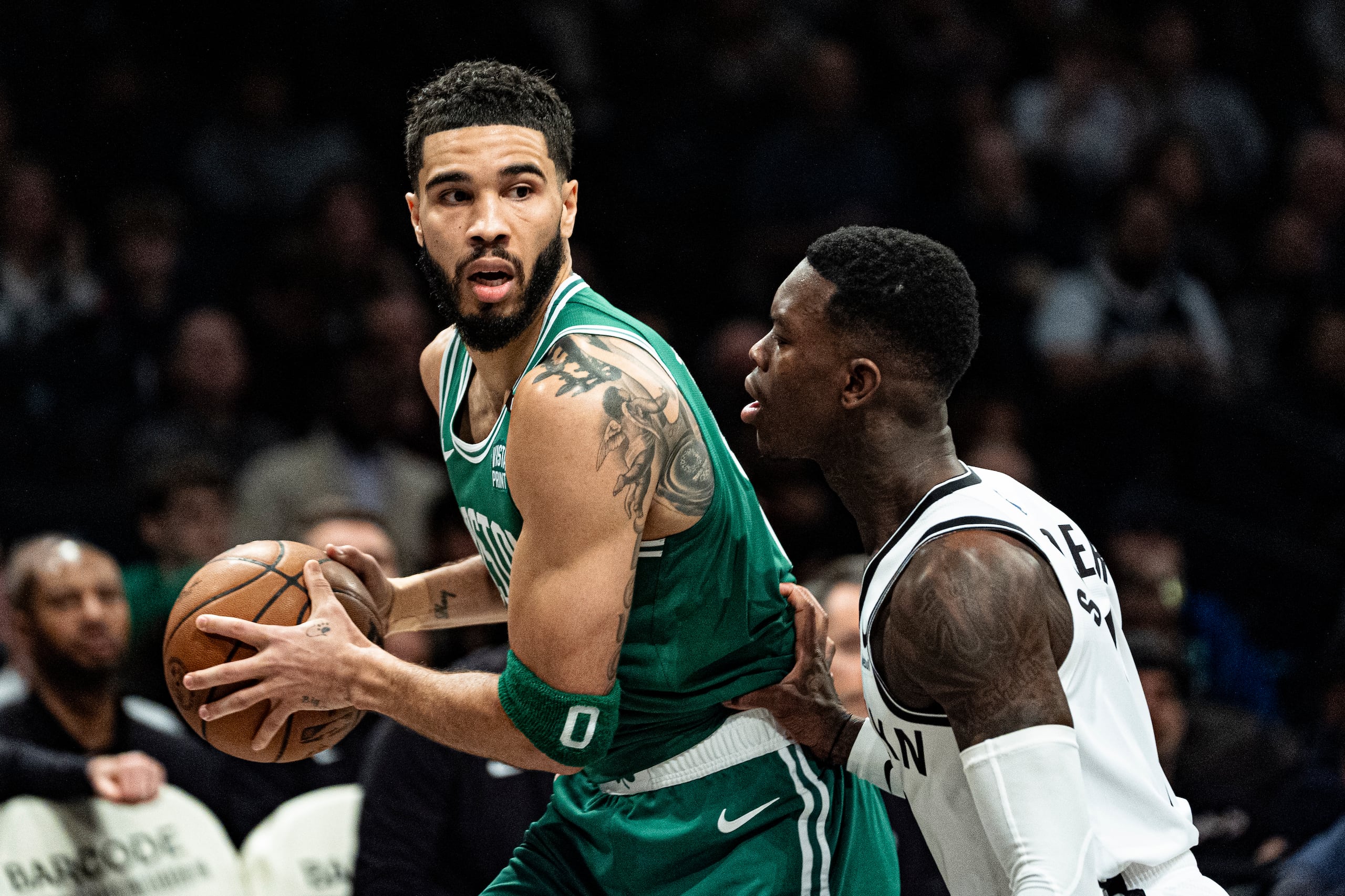 Jayson Tatum, de los Celtics de Boston, ante la defensa de Dennis Schroder, de los Nets de Brooklyn.