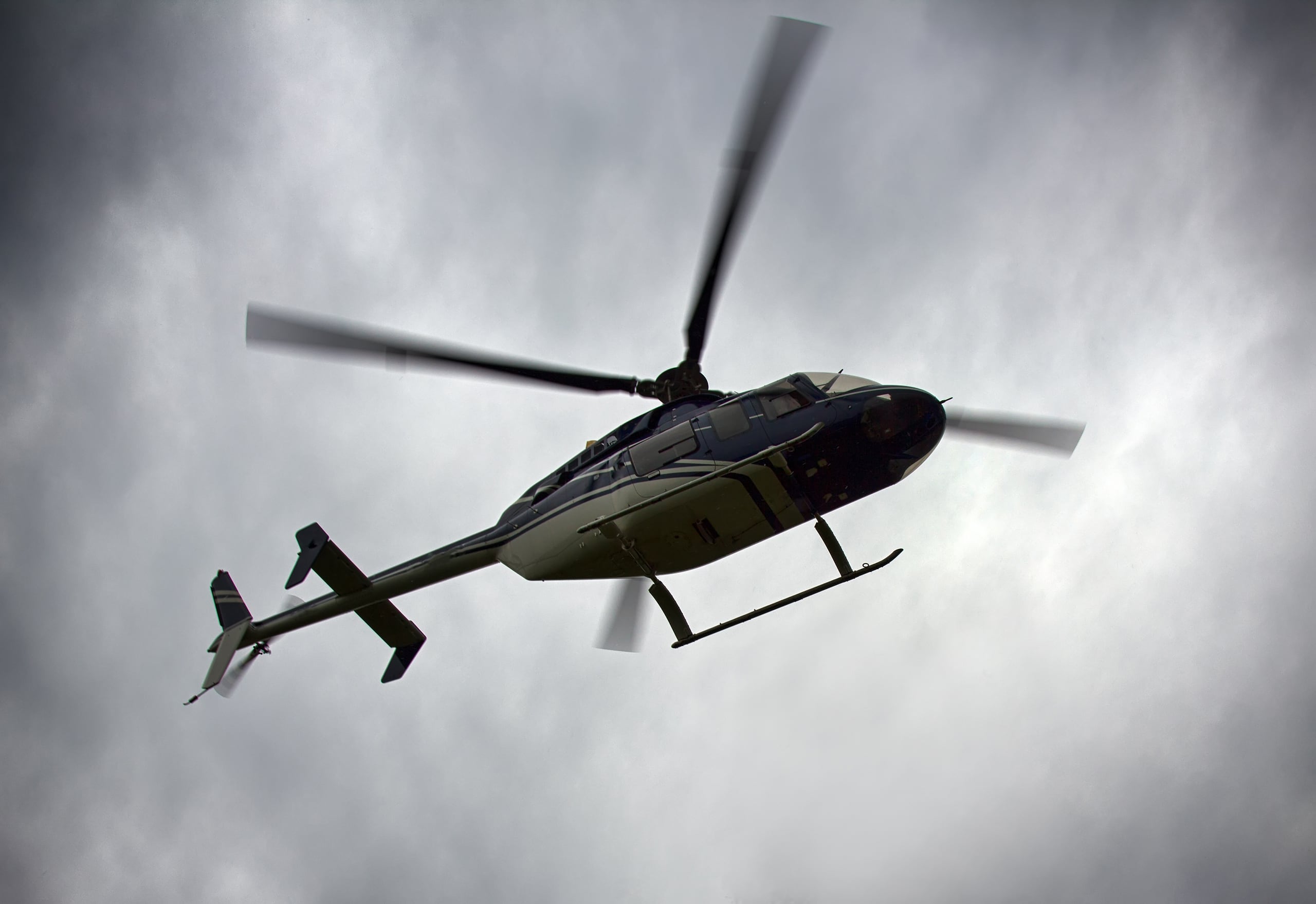 El copiloto sufrió una lesión leve en la mano y el helicóptero terminó con graves daños.