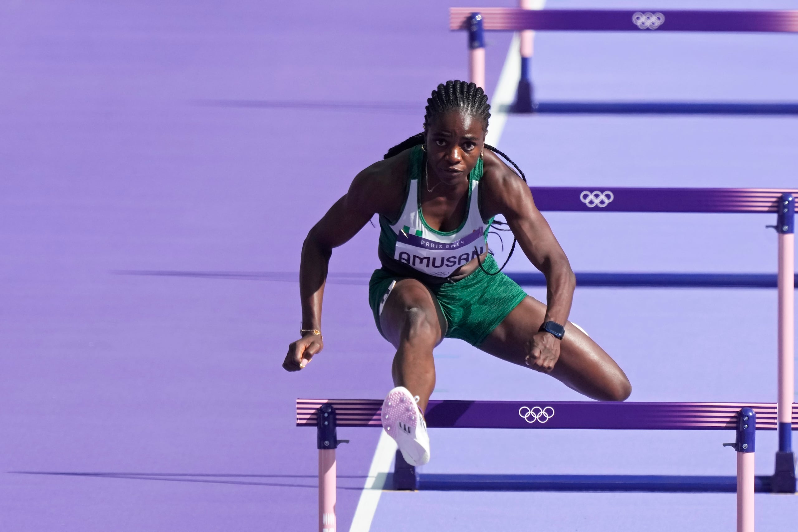 Tobi Amusan, de Nigeria, ganó la serie 1 de los 100 metros con vallas con relativa facilidad.