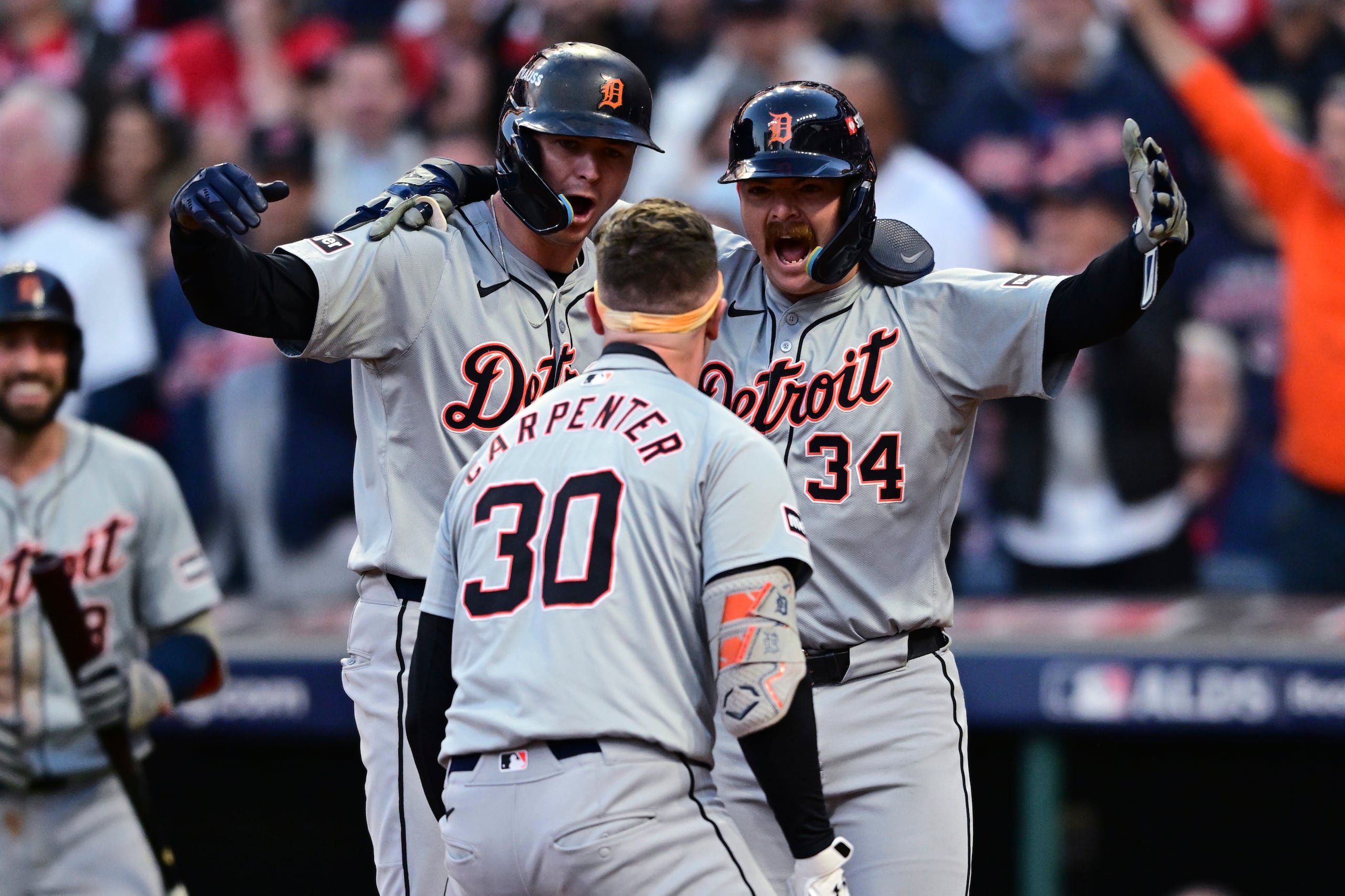 Trey Sweeney y Jake Rogers celebran el jonrón de Kerry Carpenter en la novena entrada, que los llevó de regreso al plato en la victoria de los Tigres, durante el segundo partido de la Serie Divisional de la Liga Americana.