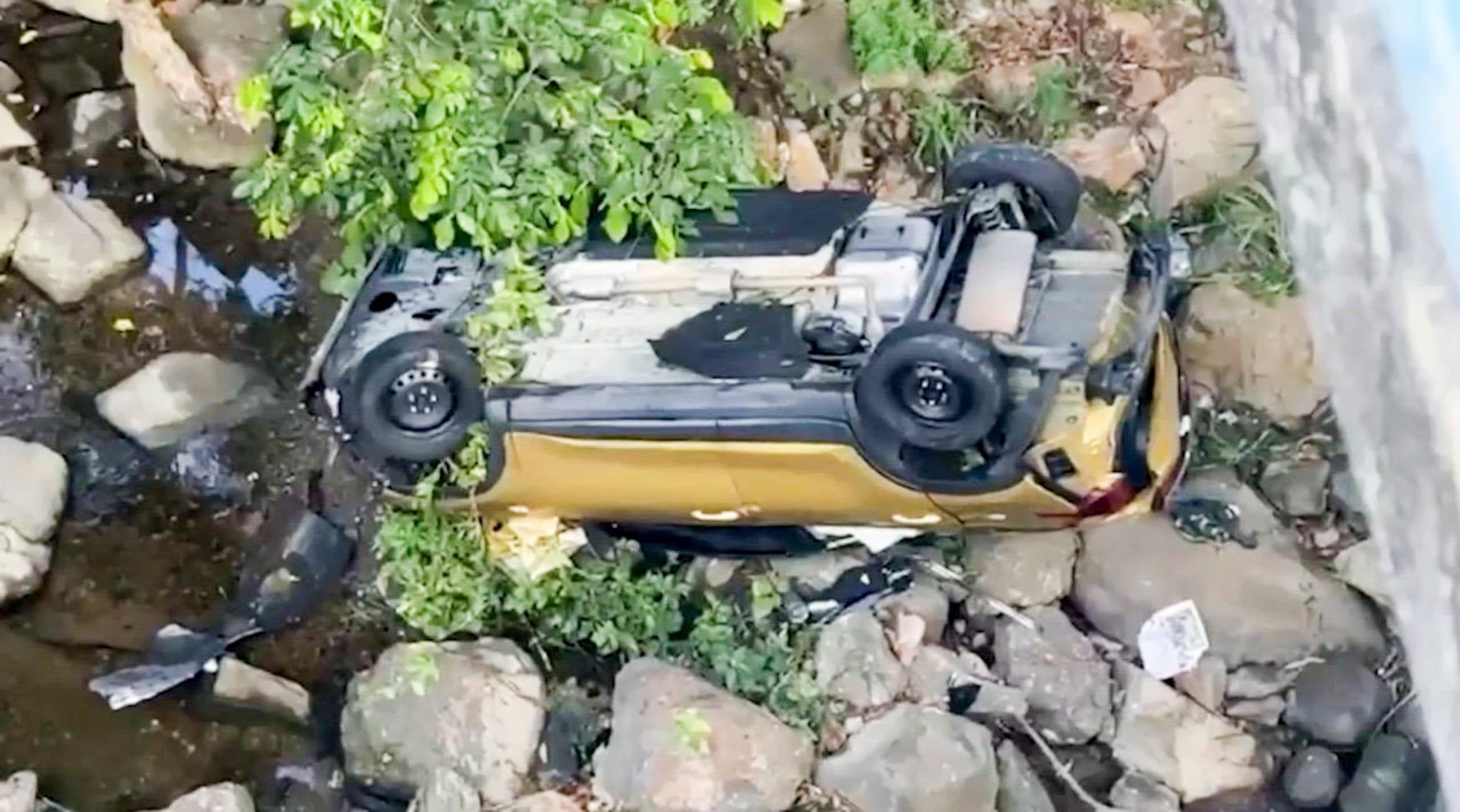Un conductor sobrevivió a un accidente ocurrido esta mañana por un precipicio tras quedarse dormido en la autopista Luis A. Ferré en dirección a San Juan.