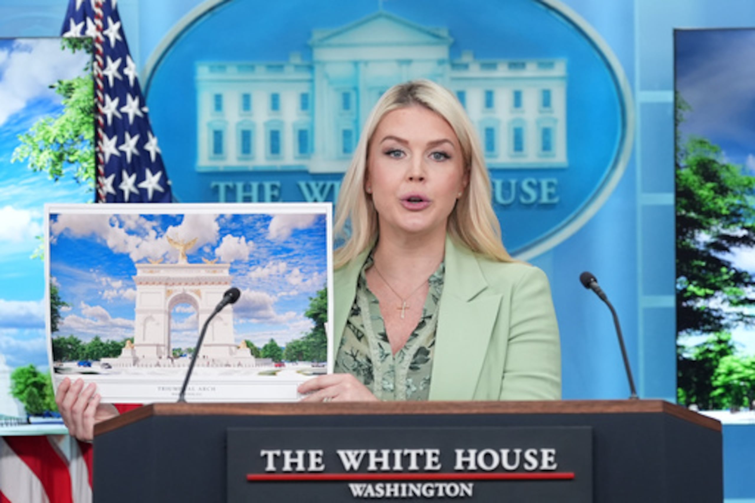 La secretaria de prensa de la Casa Blanca, Karoline Leavitt, sostiene una representación artística del nuevo arco del triunfo mientras habla con los periodistas en la Sala de Prensa James Brady de la Casa Blanca, el miércoles 15 de abril de 2026, en Washington. (AP Photo/Alex Brandon)