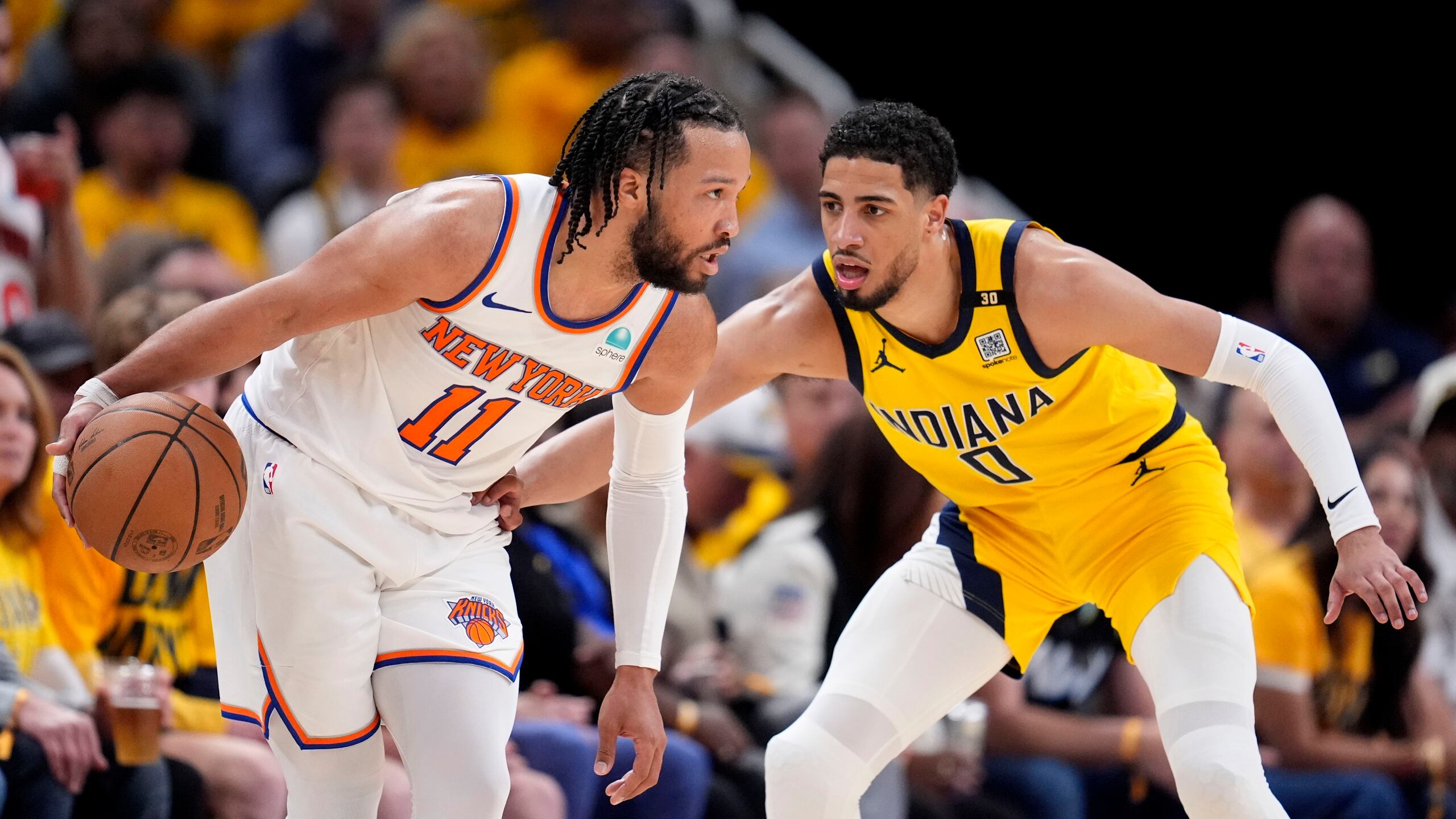 Jalen Brunson, de los Knicks de Nueva York, frente a Tyrese Haliburton, de los Pacers de Indiana, en el tercer duelo de la serie de segunda ronda de los playoffs de la NBA, el 10 de mayo de 2024, en Indianápolis. (AP Foto/Michael Conroy)