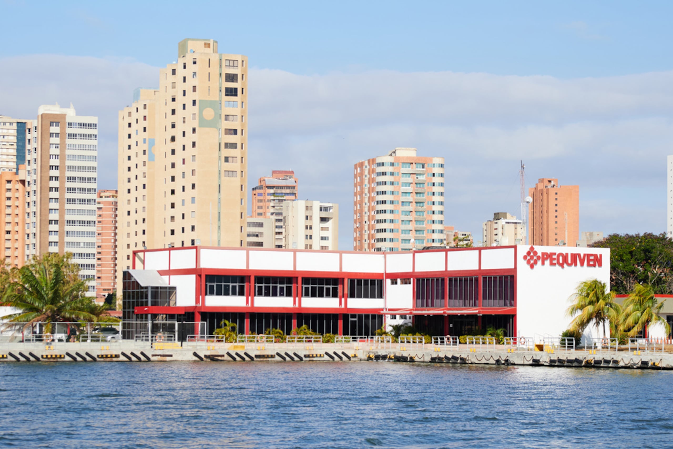 Oficinas de la empresa petroquímica estatal Pequiven en la orilla del lago de Maracaibo, Venezuela, el miércoles 7 de enero de 2026.