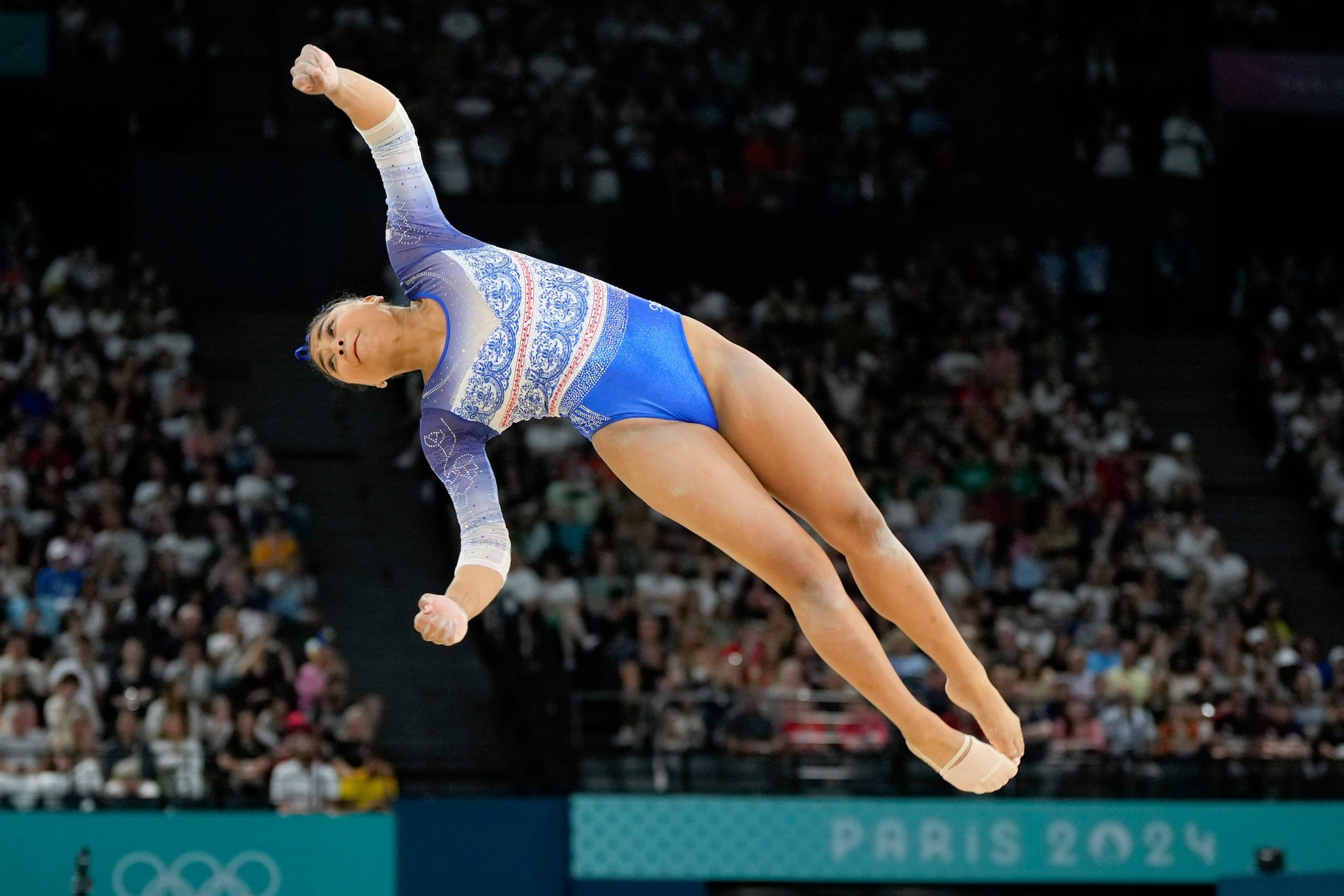 La panameña Hillary Heron, compite en la rutina de piso durante la ronda de clasificación de la gimnasia artística de los Juegos Olímpicos 2024 en la Arena Bercy.