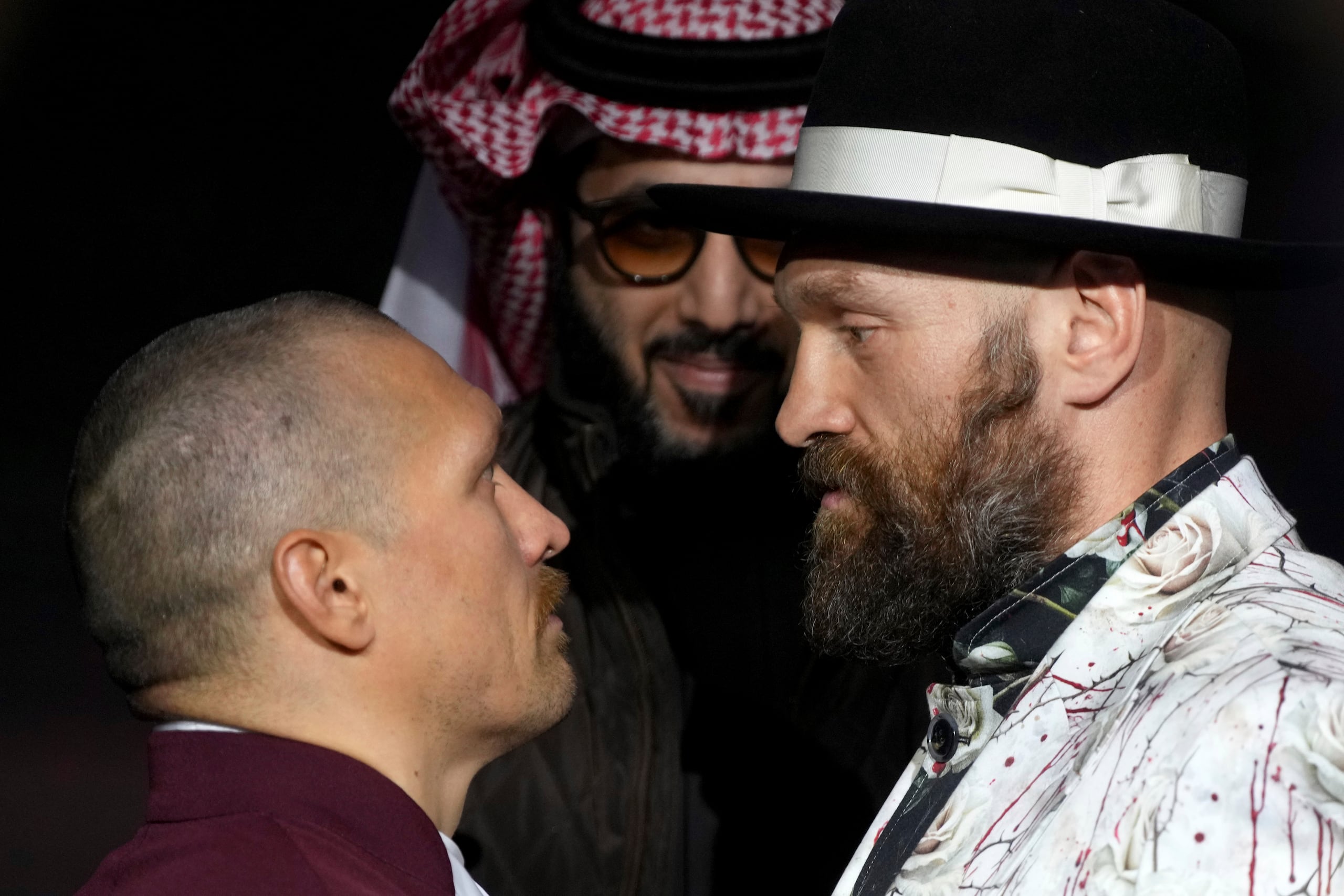 Oleksandr Usyk (izquierda) y Tyson Fury