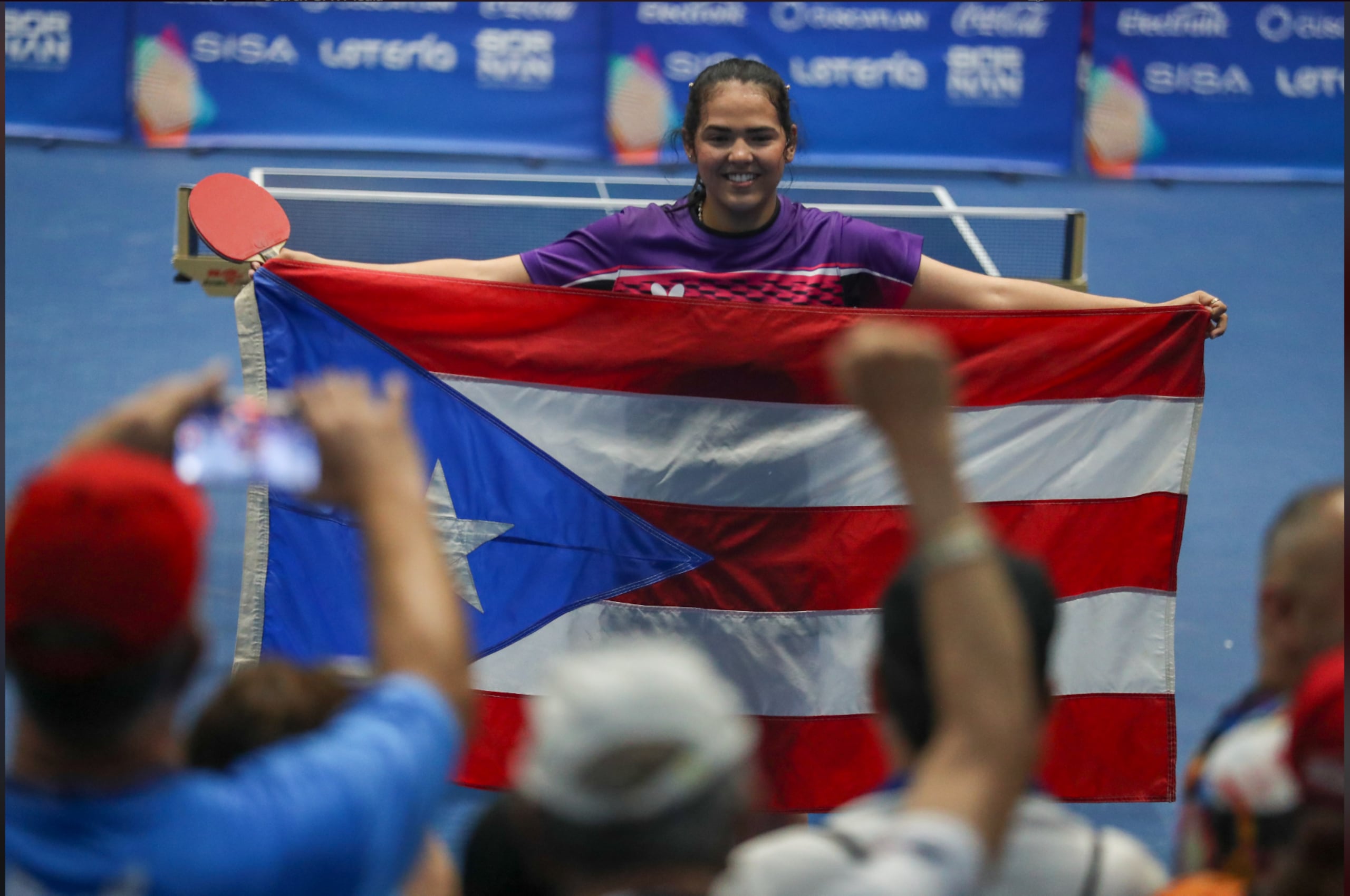 Adriana Díaz aparece aquí celebrando una de sus medallas de oro en los Centroamericanos San Salvador 2023.