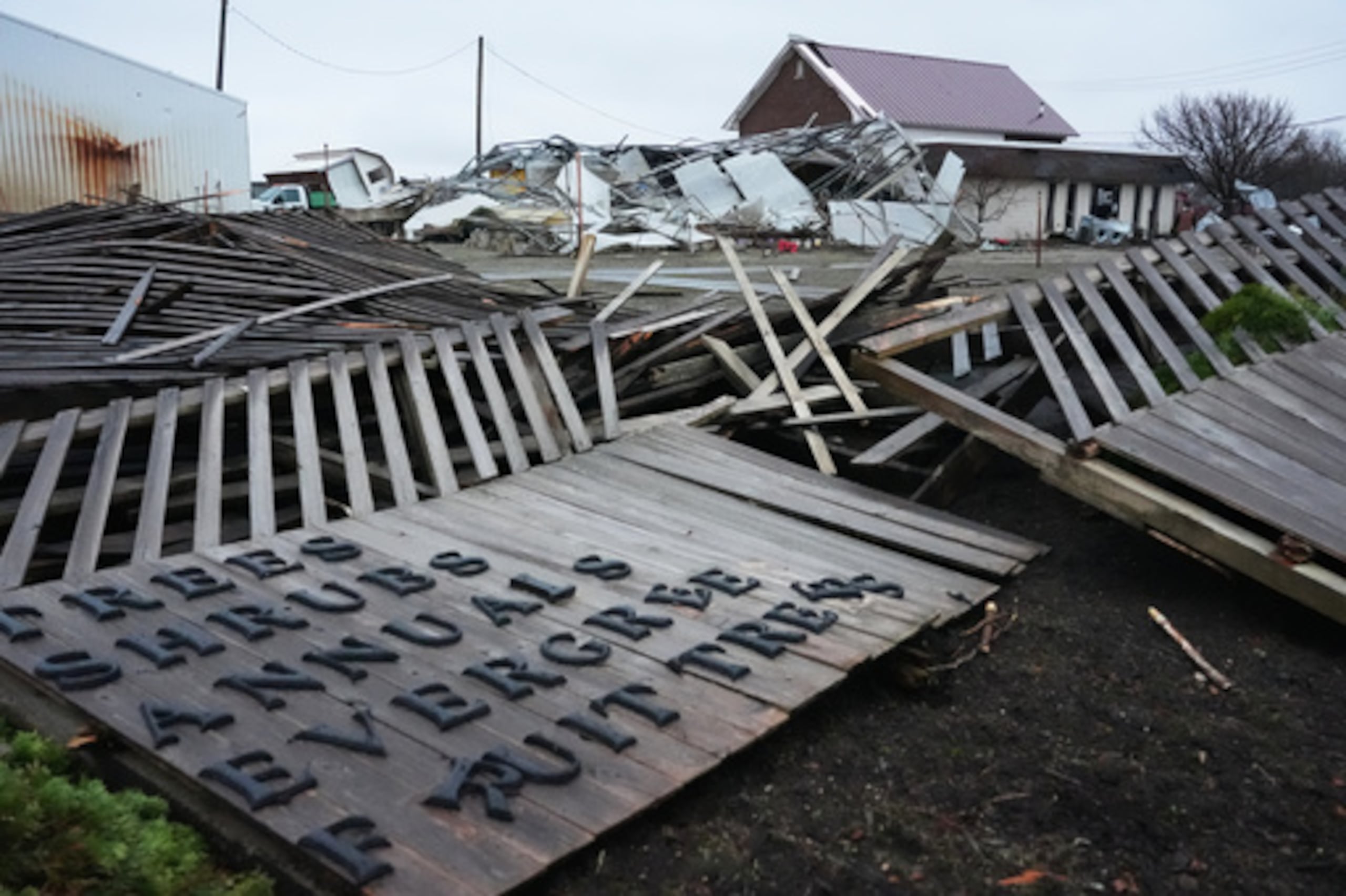 Una tormenta dañado Tholens Paisaje & Centro de jardinería está en ruinas en las secuelas de una poderosa tormenta que azotó la zona un día antes en Kankakee, Illinois, miércoles, 11 de marzo de 2026. (AP Photo/Nam Y. Huh)