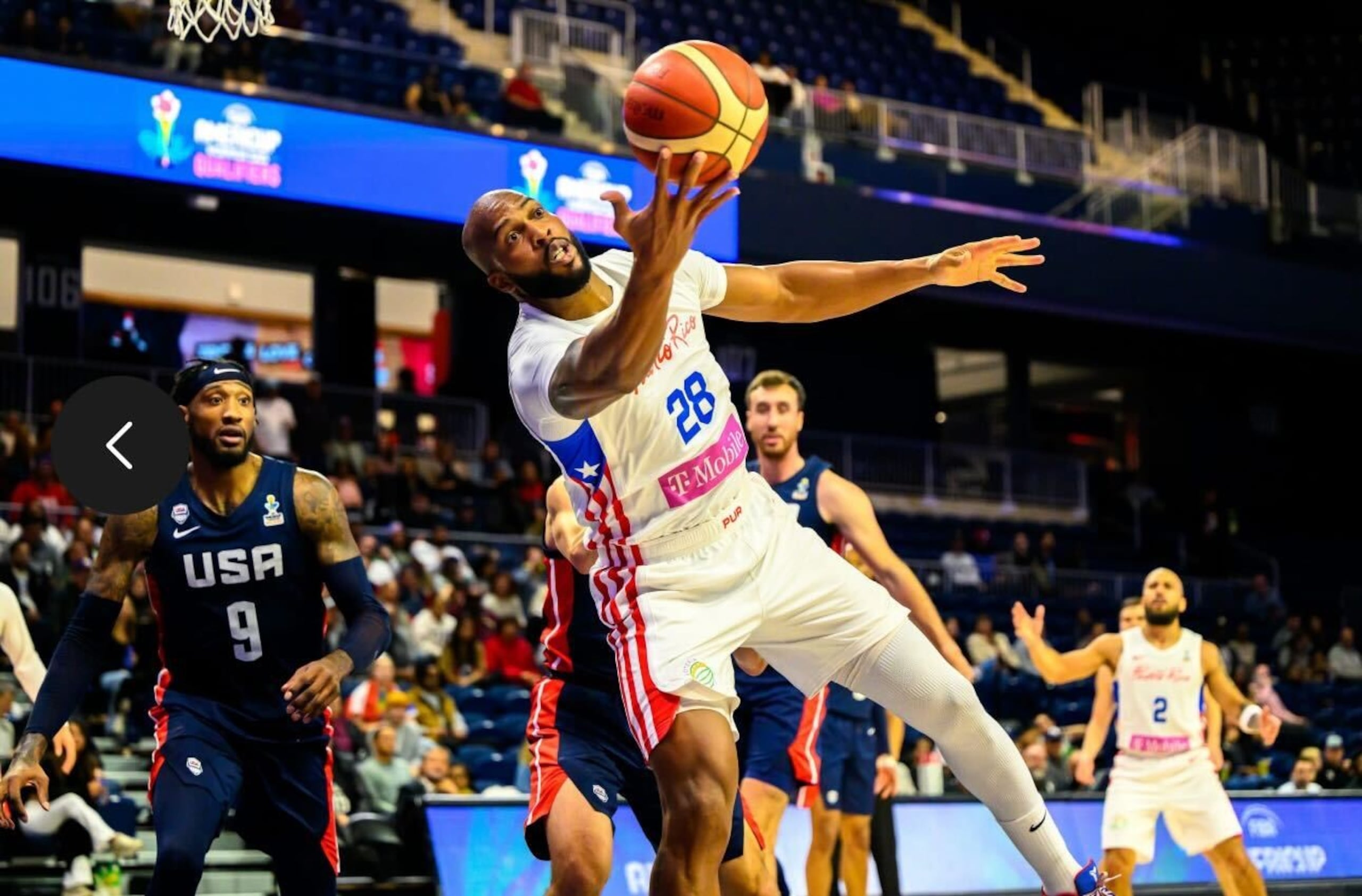 Ysmael Romero, de Puerto Rico, intenta salvar el balón durante el encuentro contra Estados Unidos en la segunda ventana clasificatoria al AmeriCup.