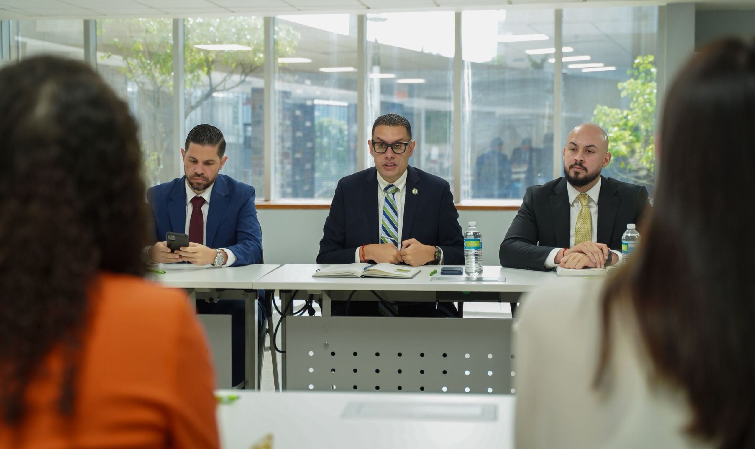 El presidente de la Federación de Alcaldes, Gabriel Hernández Rodríguez, estuvo acompañado de los alcaldes de Corozal, Luis “Luiggi” García, y de San Germán, Virgilio Olivera, en la reunión con la nueva presidenta de LUMA Energy, Janisse Quiñones.
