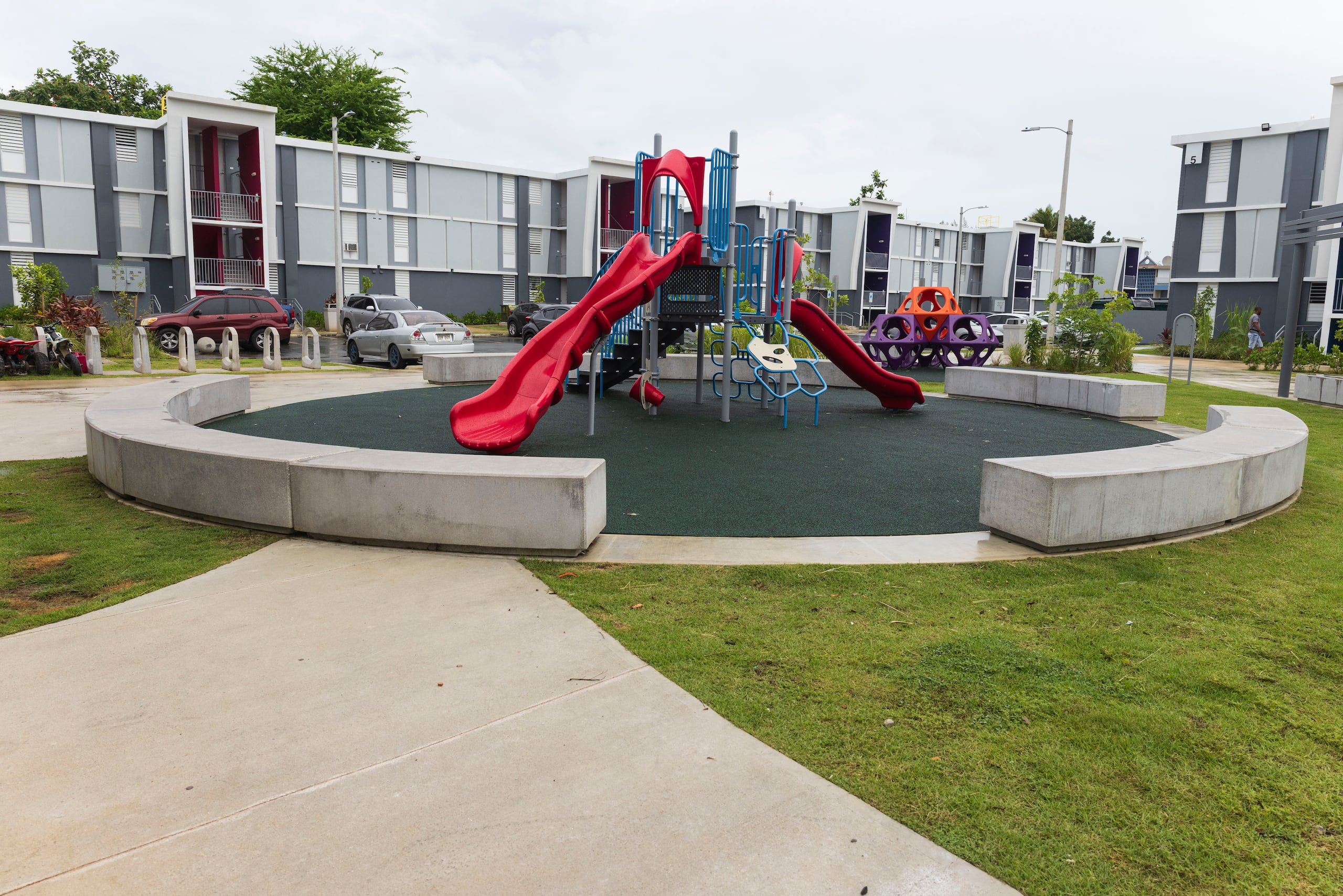 Así luce el área de recreación para niños del renovado complejo de vivienda asequible Mirador Las Casas.