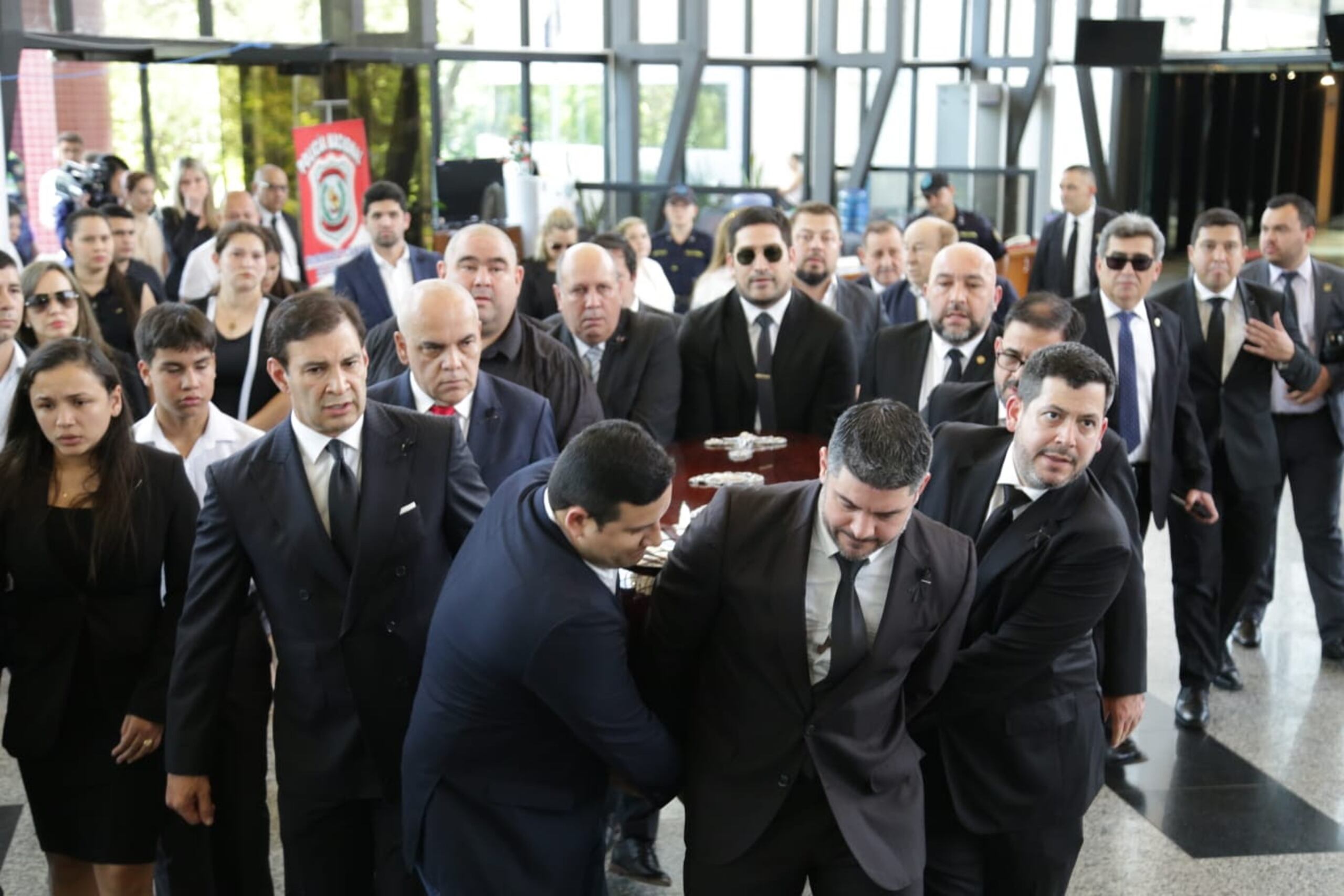 Fotografía cedida por la Cámara de Diputados de Paraguay que muestra a varios legisladores mientras cargan el féretro con el cuerpo del diputado Walter Harms, hoy, en Asunción (Paraguay). EFE/ Cortesía Cámara de Diputados de Paraguay