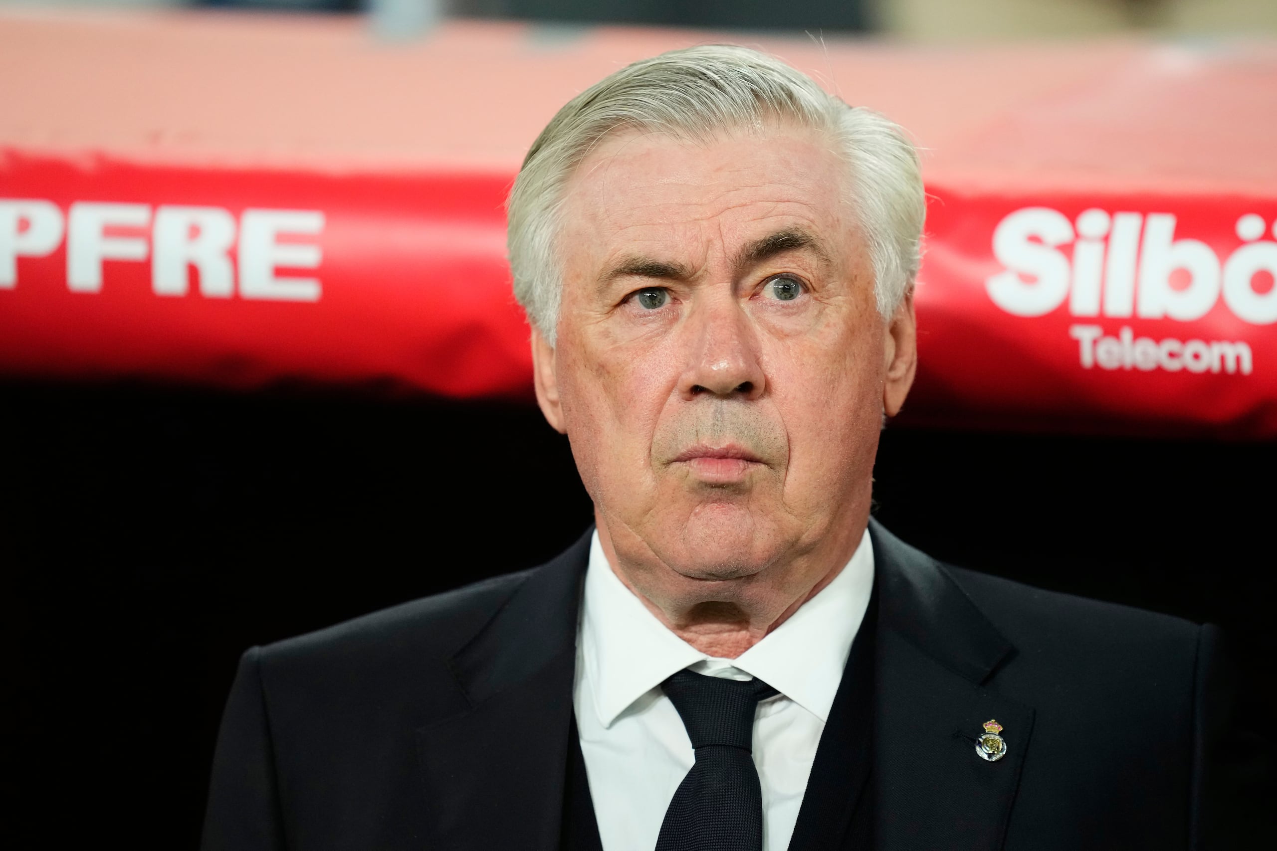 El director técnico del Real Madrid, Carlo Ancelotti, previo al comienzo de la final de la Copa del Rey contra el Barcelona, el sábado 26 de abril de 2025. (AP Foto/José Bretón)