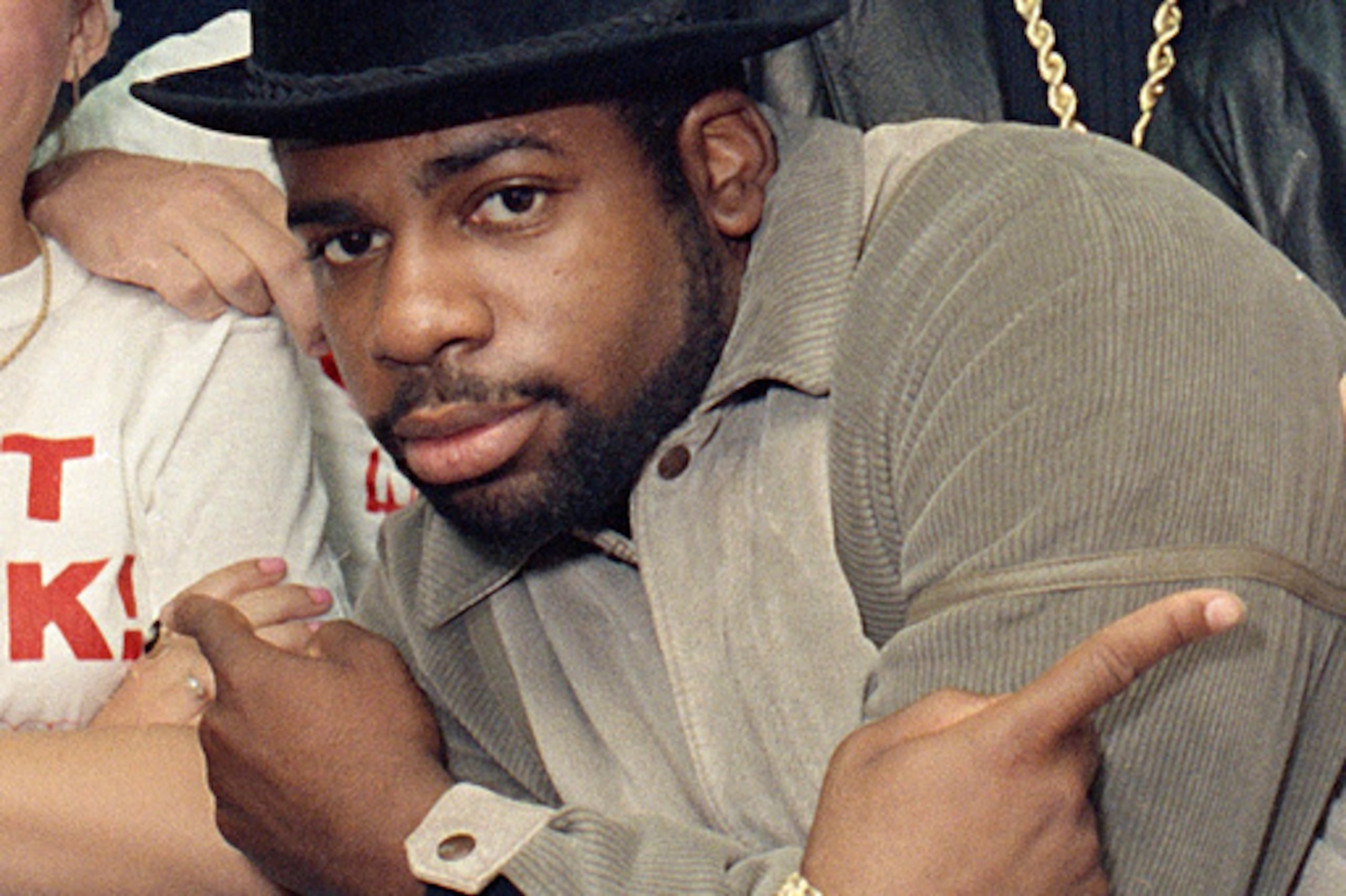 ARCHIVO - Jason Mizell, Jam-Master Jay, de Run-D.M.C., posa con adolescentes reunidos en el Madison Square Garden de Nueva York, el 7 de octubre de 1986, en Nueva York. (AP Photo/G. Paul Burnett, Archivo)
