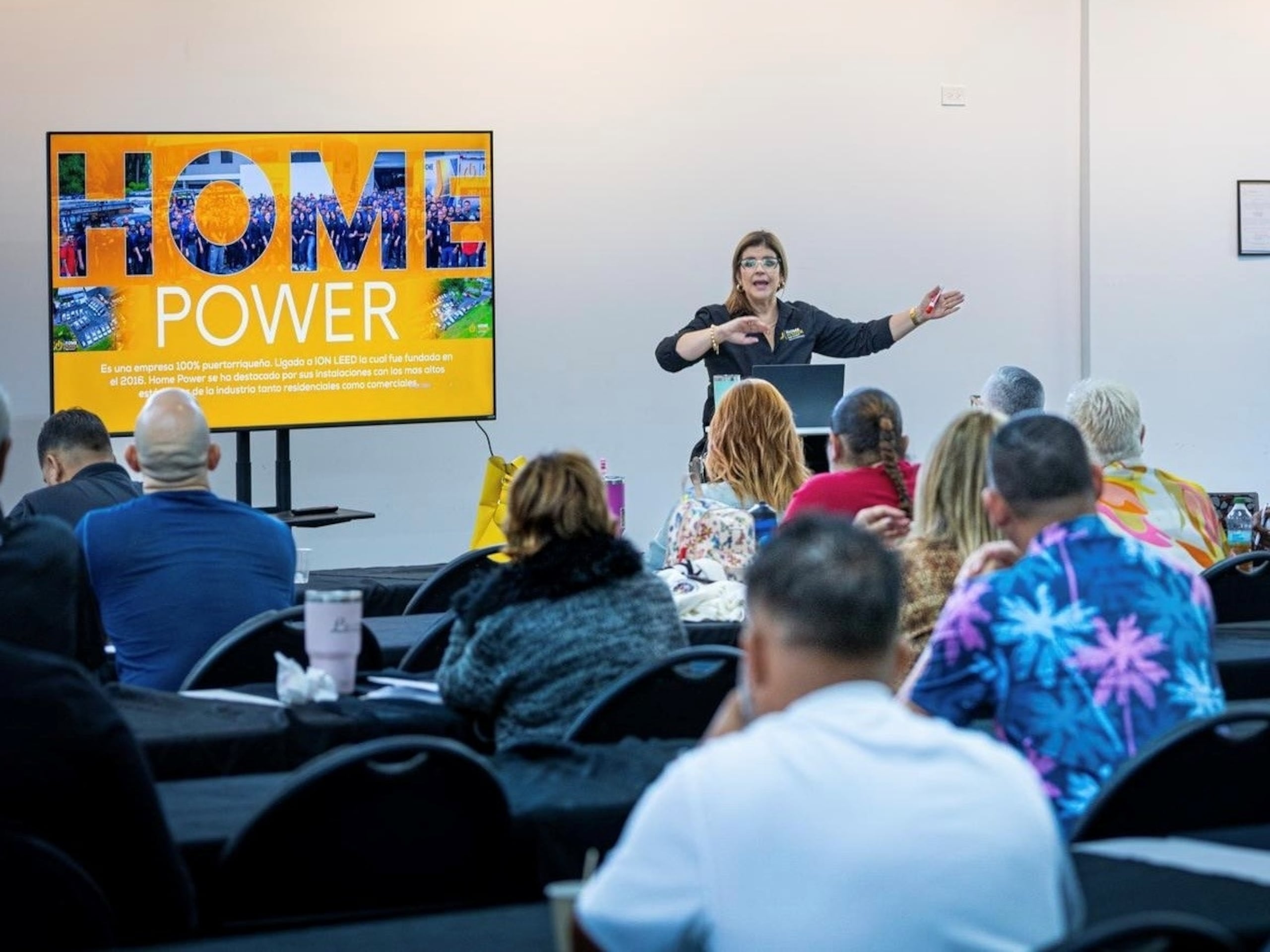 Entre los beneficios que reciben los consultores de Home Power Sun Energy se encuentran compensación competitiva, prestaciones médicas y herramientas para su desarrollo profesional.