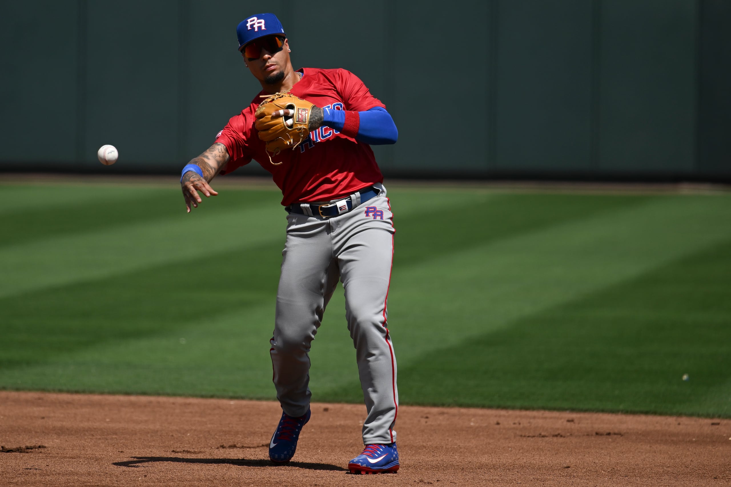 Javier Báez en el uniforme de Puerto Rico previo al Clásico Mundial de Béisbol 2023.