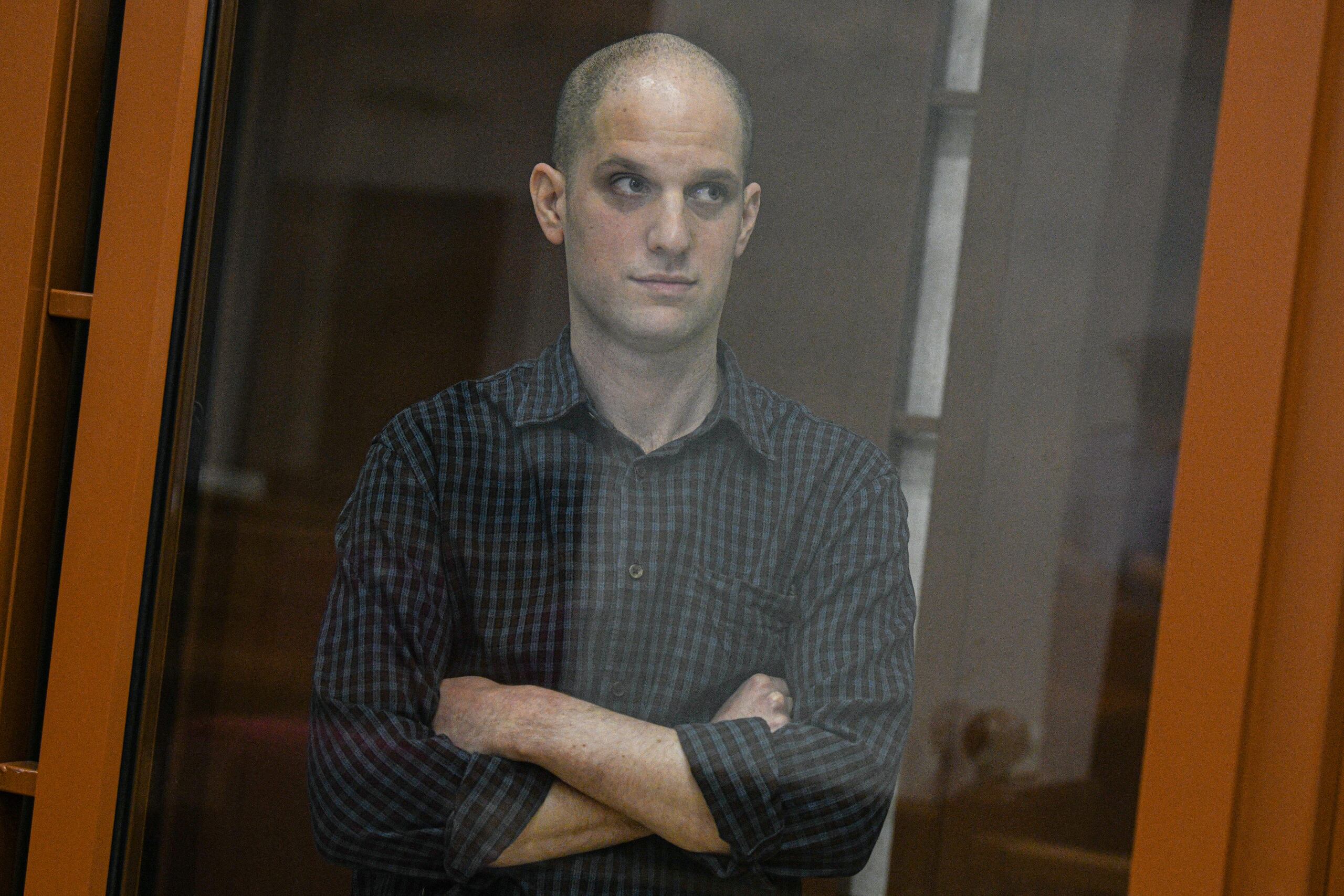 El periodista estadounidense del Wall Street Journal, Evan Gershkovich, durante una audiencia de su juicio celebrada el 26 de junio pasado. (EFE/EPA/STRINGER)