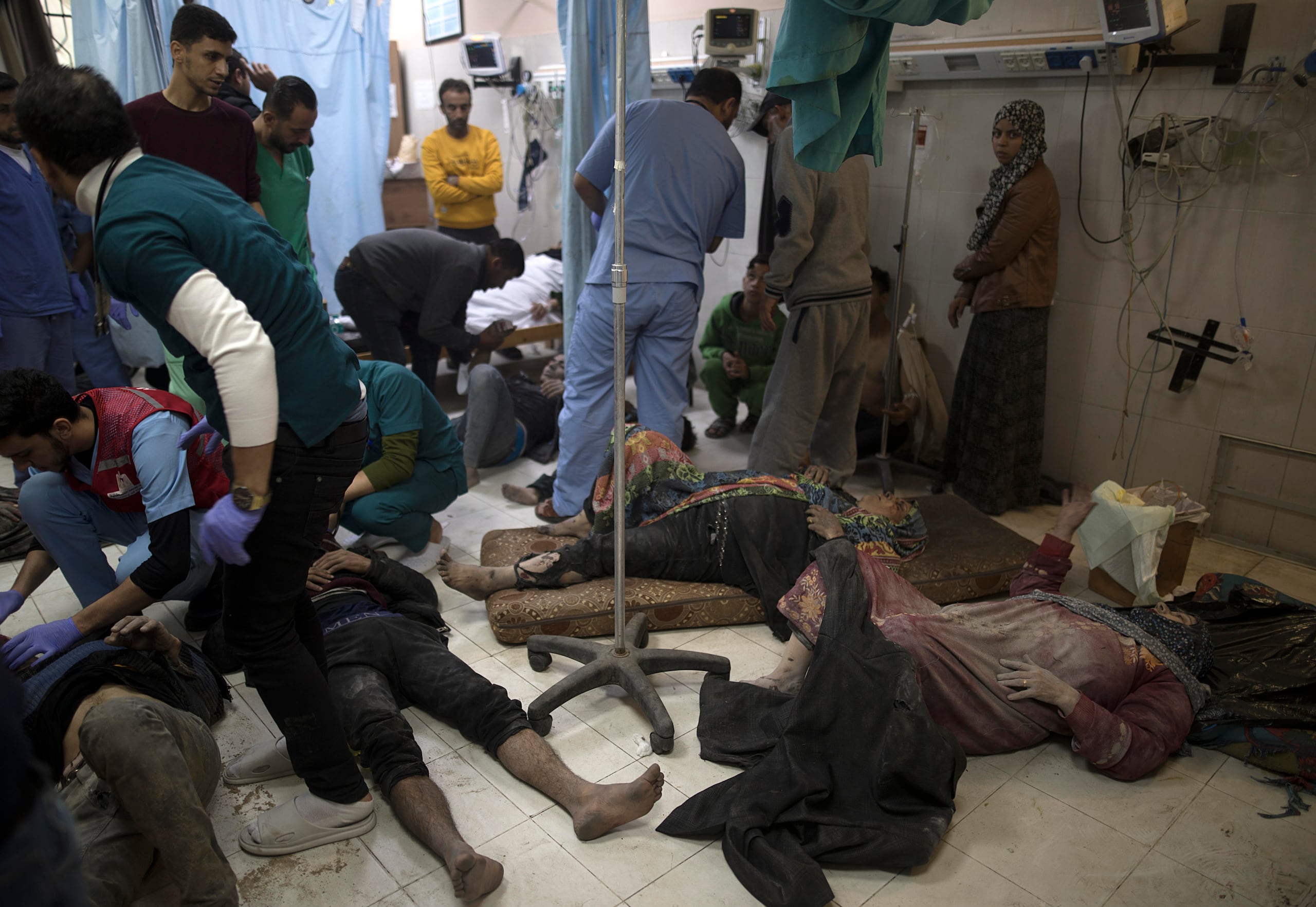 Personas heridas en los ataques aéreos israelíes en el sur de Gaza yacen en el suelo en el Hospital Nasser en Jan Yunis, en el sur de la Franja de Gaza, el 7 de diciembre de 2023. (EFE/EPA/HAITHAM IMAD)