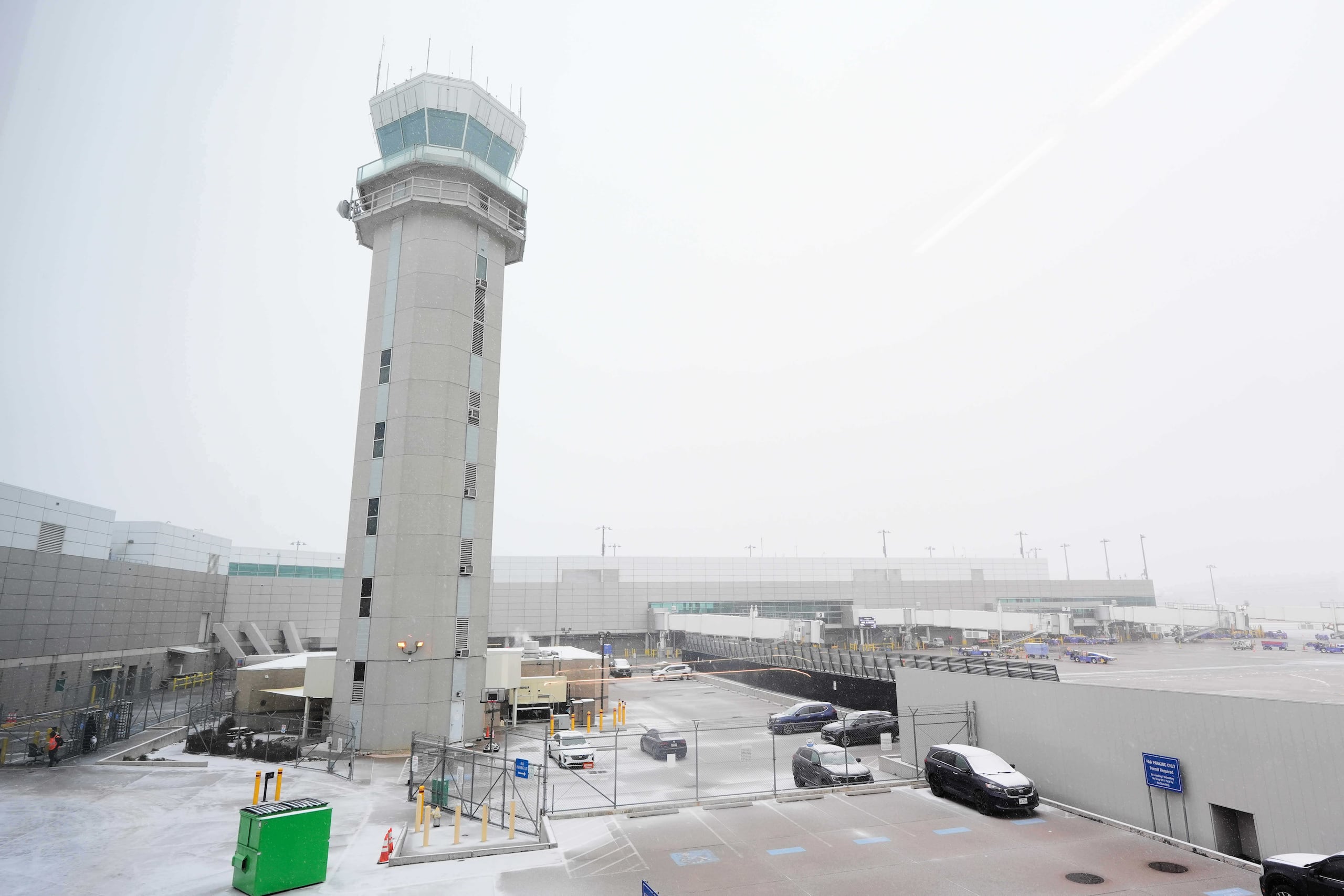 La torre de control en el aeropuerto de Love Field se ve en medio de una oleada de tiempo invernal que ha afectado al tráfico del aeropuerto normalmente muy transitado, el sábado 24 de enero de 2026 en Dallas. (AP Foto/Tony Gutierrez)