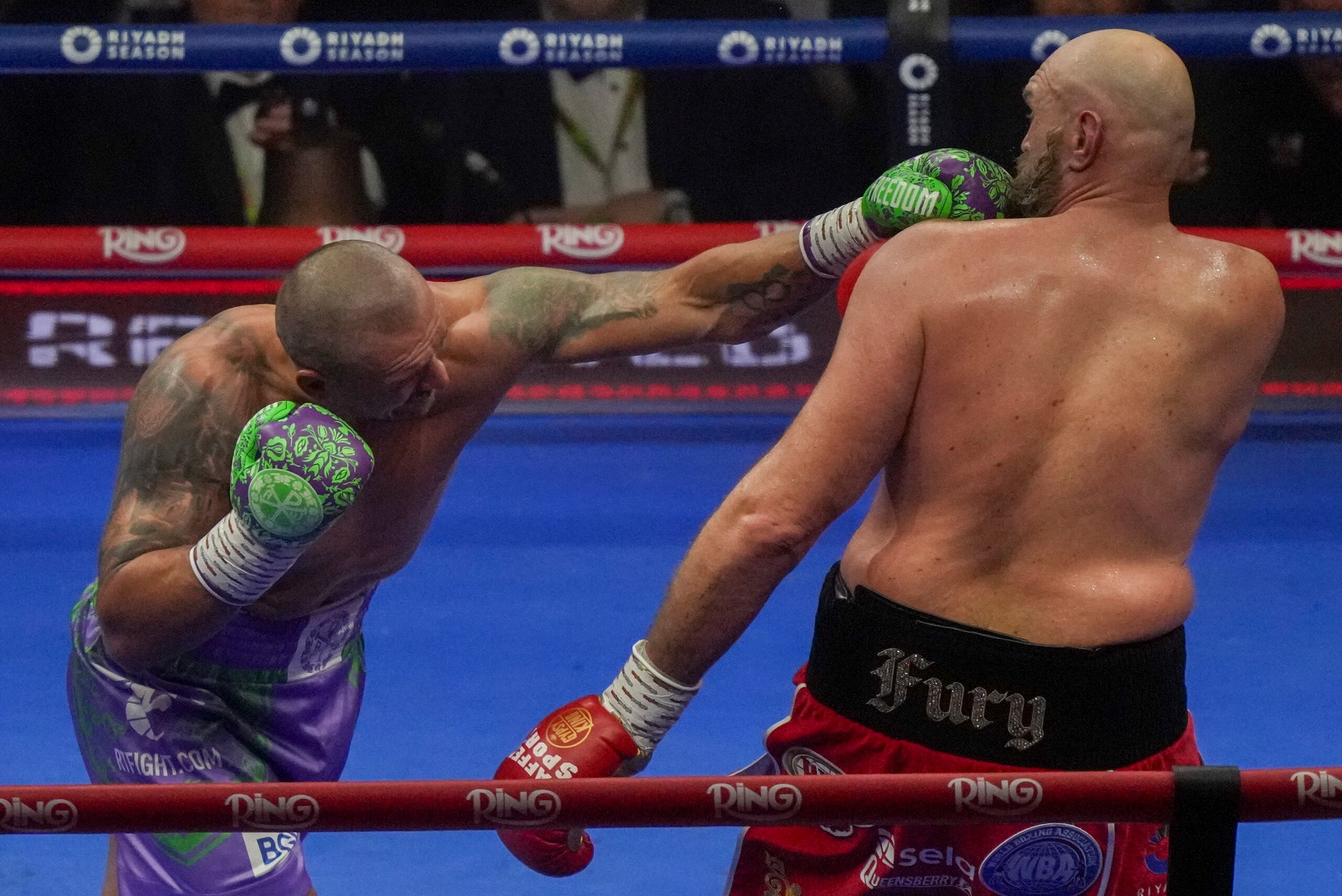 Los boxeadores Tyson Fury y Oleksandr Usyk durante su pelea por los títulos mundiales de peso pesado del CMB, la AMB y la OMB en Arabia Saudita.