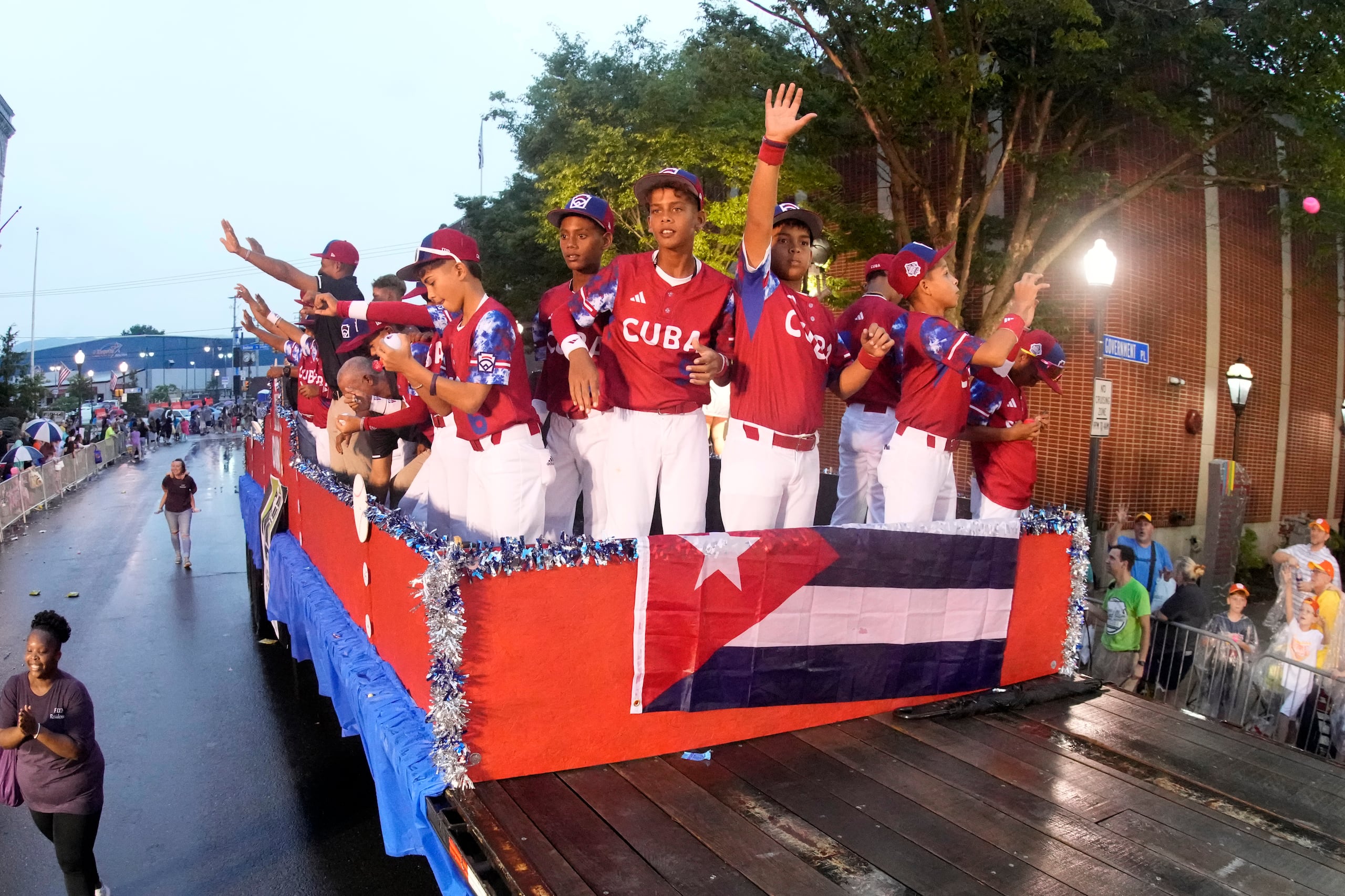 El equipo de Cuba en la Serie Mundial de Pequeñas Ligas aparece aquí durante el desfile de presentación en las calles de Williamsport, Pennsylvania, el lunes 14 de agosto de 2023.