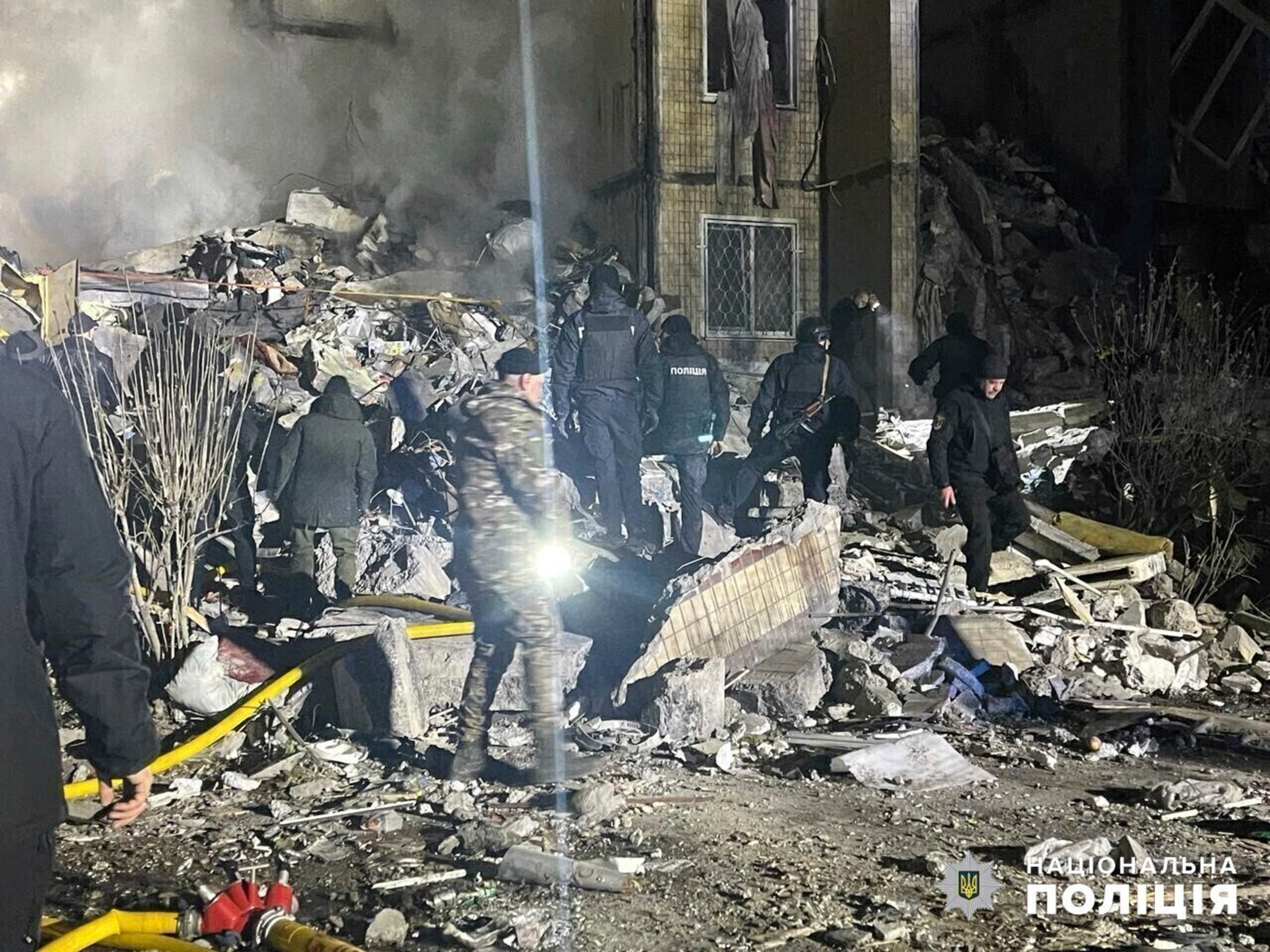 En esta imagen proporcionada por la oficina de prensa de la policía ucraniana, trabajadores de emergencia laboran en un edificio de varias plantas destruido tras un ataque ruso contra un vecindario residencial, el sábado 2 de marzo de 2024, en Odesa, Ucrania. (Oficina de prensa de la policía ucraniana vía AP)
