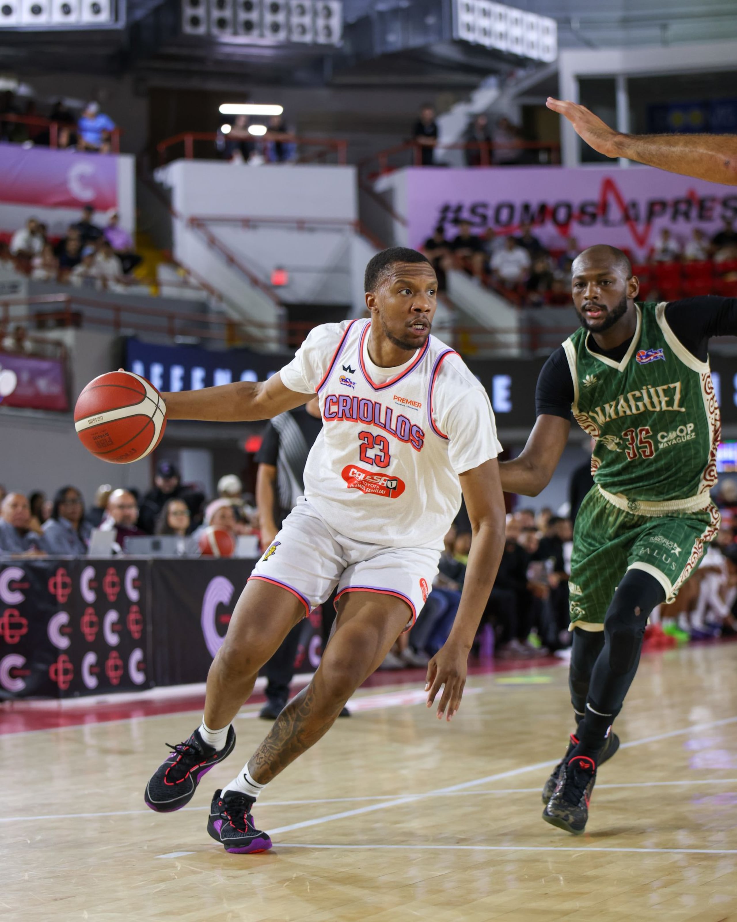 Louis King maneja el balón contra Milton Doyle durante el partido entre los Criollos y los Indios.