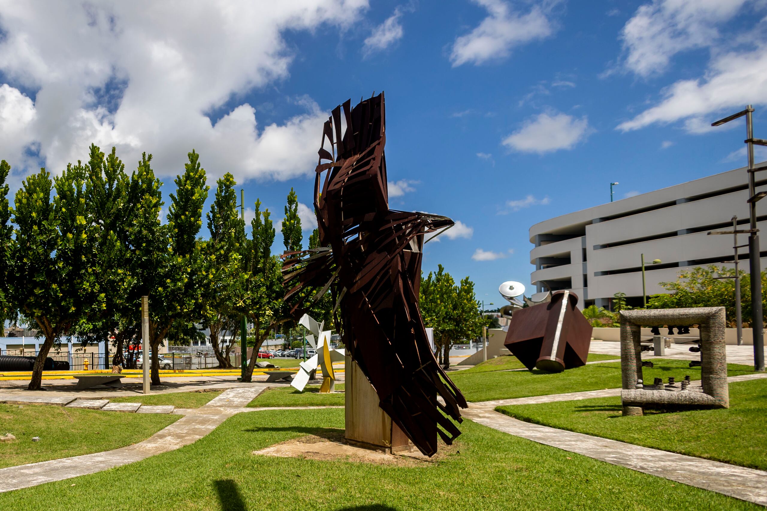 La Plaza de los Artistas es una especie de museo al aire libre que cuenta con obras de escultores como Ramon Berríos, Carmen Inés Blondet, Archie Cortés, Carlos Guzmán, Heriberto Nieves, Harak Rubio, Pablo Rubio, Linda Sánchez y Luis Torruella.