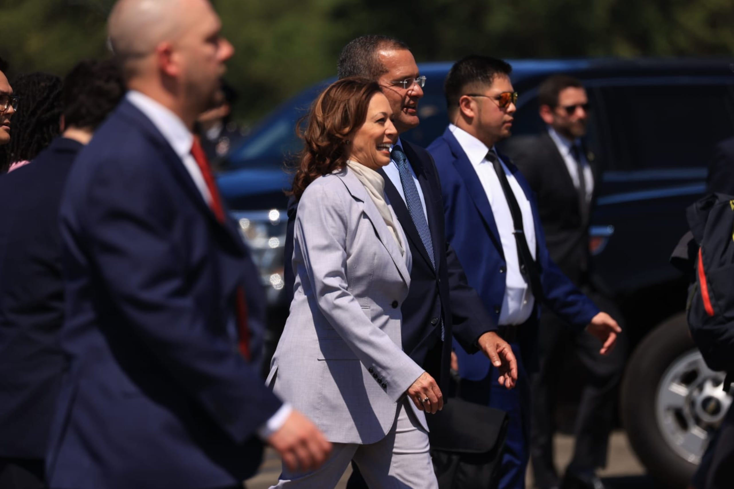 El gobernador Pedro Pierluisi, entre otros funcionario, la recibió en la Base Muñiz para proseguir con una agenda que la llevaría a Canóvanas y San Juan.